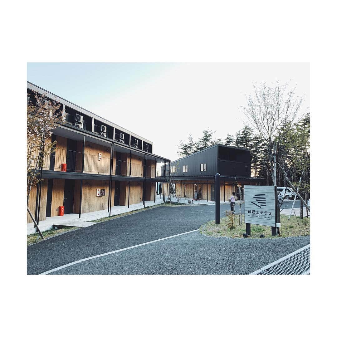 菊地舞美さんのインスタグラム写真 - (菊地舞美Instagram)「⛰ ・ 2連休は陸前高田へ。 ・ 直前に取った「箱根テラス」は360度大自然🏔 ・  夜は空いっぱいに広がる星を見ながらワインを飲み🌠🍷 朝は大自然の中で身体に優しい朝食🍃 ・ ・ 外でワインを飲んでいたら、林の奥からガサガサと聞こえて…背筋が凍りつき…クマだと思って、「どうしようどうしよう戦えない」とビクビクしていたら鹿だった🦌 という思い出もできました😅 ・ ・ お部屋にはテレビはないけど、電波デトックスをしたい方にはオススメです🌿🌱🕊🦌 ・ ・ ___________________________ ・ #箱根山テラス #陸前高田 #電波デトックス #自然 #テレビ無し #音は動物の音だけ #それが怖い笑」5月6日 19時52分 - maimi_kikuchi_reborn