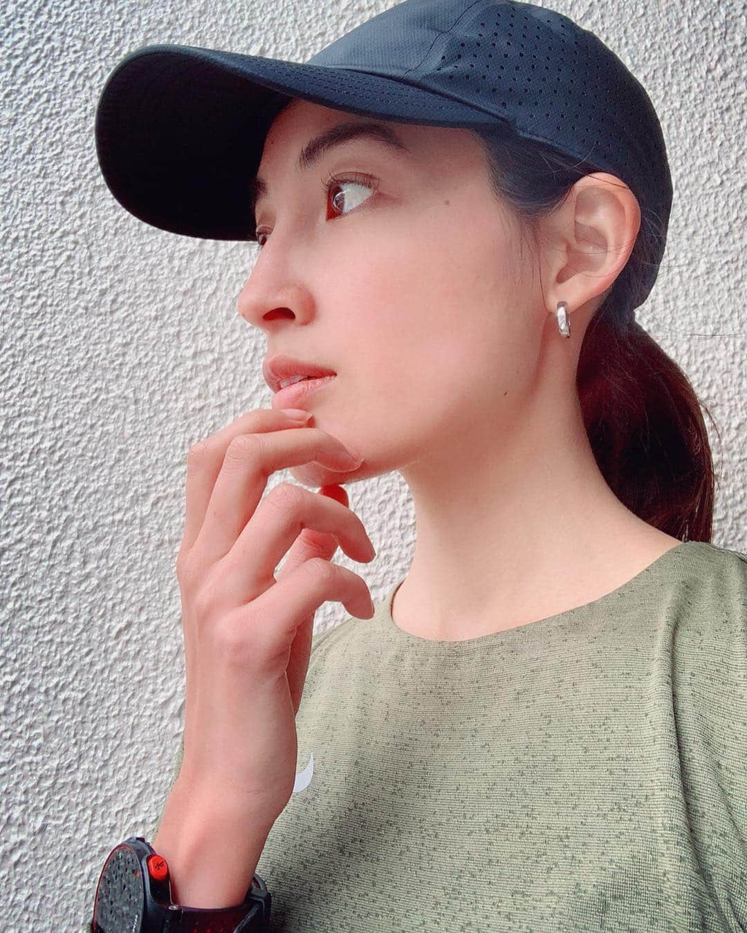 大杉亜依里さんのインスタグラム写真 - (大杉亜依里Instagram)「GWどう過ごしましたか？😊 . 私は特になかったんですが、今日は休めたのでランニングを。 心拍を見ながら、余裕を持って走れると言われているペースでラン！ 思ったよりペースがゆっくりでびっくりしましたが😅（キロ6:30） ならばそのペースでロングでもしようかなと思い、30キロを目指して走り始めましたが、途中でガス欠状態になり頭痛がー🌀 というわけで今日は23キロまででやめておきました。 軽く朝ごはんを食べただけで、午後からずっと動き始めたもんだから無理もない。気をつけよう。 . そんなにやってるつもりはないけど、疲労も溜まってきているのかなー？ 時々はこんな風に数値を見たりしながら自分と向き合うのも良いかもしれないですね。 今日は早く寝て、明日の仕事に備えます😄👍 . ちなみに、、ランニング友達に教えてもらったまつ毛パーマが調子良く…♡ 何にもしてなくても、走って汗かいても、まつ毛が上がってるのは良いですね☺️ 1枚目のまつ毛、良いでしょー。 . . 23.06km 6:29/km 2:29:21 . #running #ランニング #TOKYO #東京 #JAPAN # #runlife #42195 #runningtime #enjoyrunning #onrunning #onfriends #garmin #tokyorun」5月6日 19時47分 - osugiairi_official