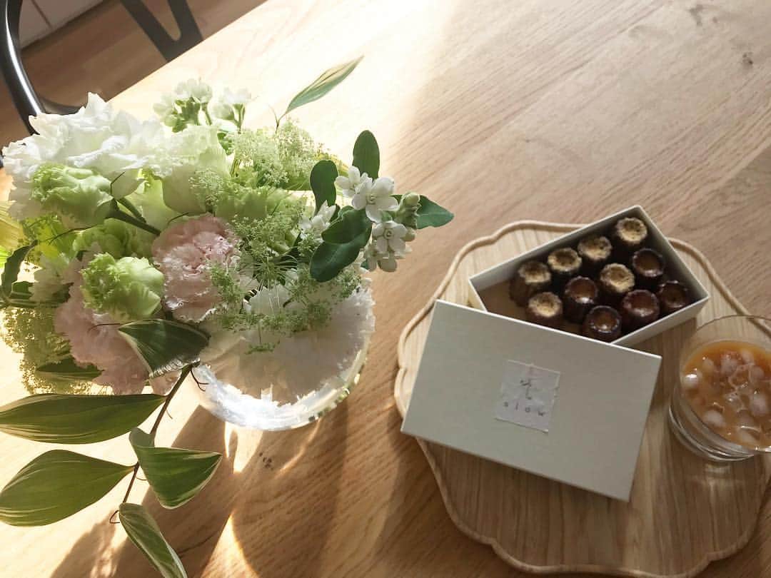 kyoco_ococさんのインスタグラム写真 - (kyoco_ococInstagram)「GW最終日はヘアメンテに行って おうちでゆっくり♡ お昼寝なんてしたのいつぶりだろ🙈💦 また明日から頑張ろう🙌🏻🎏 . #flower#beautyful#green#pink#coffeetime#baccarat#slow#coffee#interior#mamalife#今週のお花#好きな色味#頂き物#カヌレ#コーヒータイム#おうちカフェ#ママライフ#花のある暮らし」5月6日 19時48分 - kyocoococ