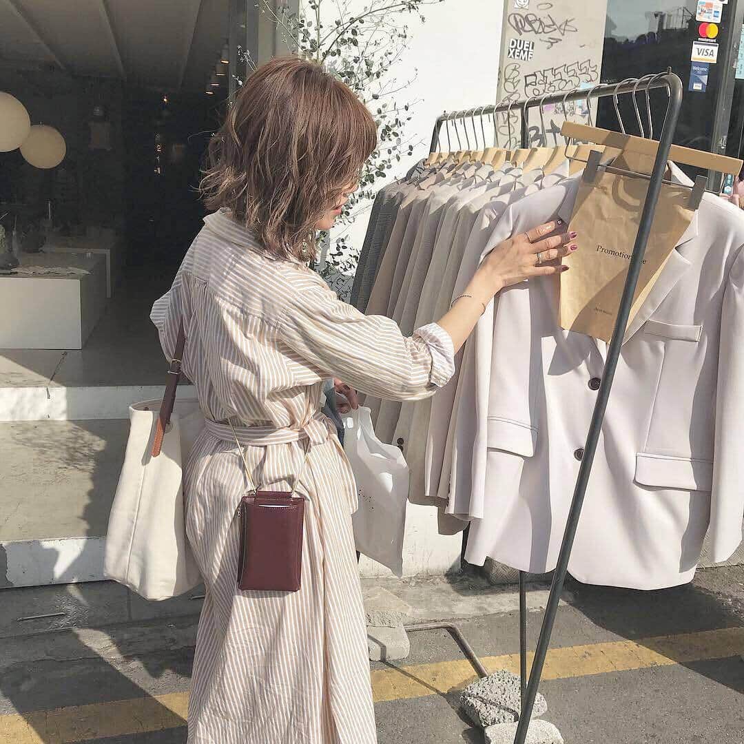 のインスタグラム：「. 韓国・ホンデにある『aver studio（アベル スタジオ） @averstudio_seoul 』が大人気♡ズラッと並べられたアクセサリーや、シンプルでお洒落な店内に癒されること間違いなし。タイプの洋服にも出合えるかも♡ . 『aver studio』 営業時間：日～金曜12：30～23：00  土曜  12：00～23：00 休業日 ：年中無休 電話番号：070-7723-6925 . MERYでは他にも「かわいい」に近づくさまざまな情報を発信しています。 @mery.beauty コスメ・美容に特化した情報をお届け♡ @mery_spot 話題のカフェやお出かけスポットをご紹介！ こちらもぜひチェックしてみてください！ . . photo by @ayan01217 . #MERY #regram #instagram #photogenic #instagenic #instagood #instalike #averstudio #korea #seoul #koreafashion #shopping #accessory #韓国購入品 #オルチャンファッション #韓国トレンド #韓国 #韓国旅行 #ソウル #ソウル旅行 #ホンデ #弘大 #ピアス #シンプル #韓国ファッション #韓国好きな人と繋がりたい #韓国女子旅 #韓国情報 #MERY女子 #メリー」