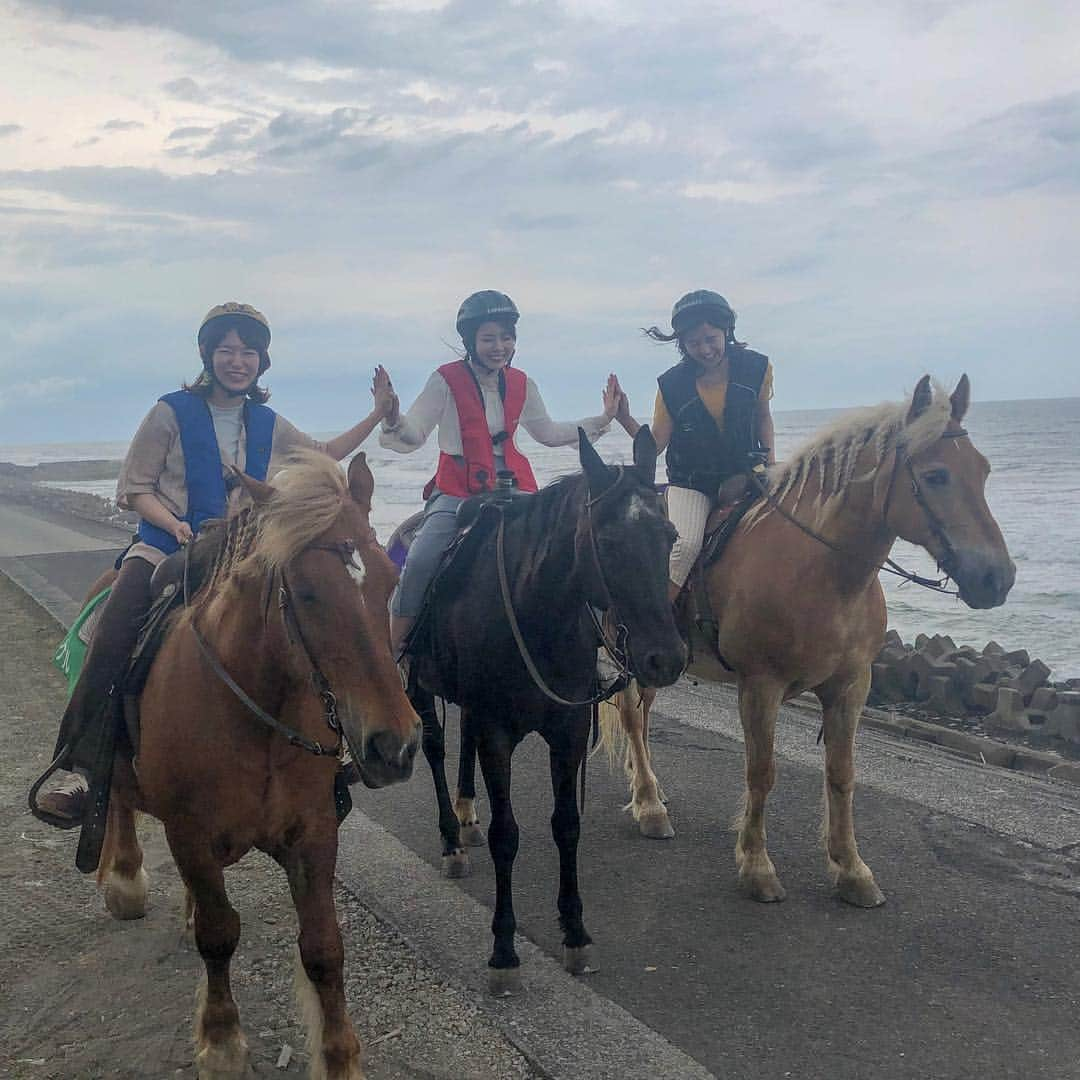 中西希のインスタグラム：「﻿ 謎の写真ポーズに爆笑する３人と、対照的な🐴🐴🐴 ﻿ ﻿ #宮崎旅 #GW #帰省﻿ #馬 #乗馬体験」