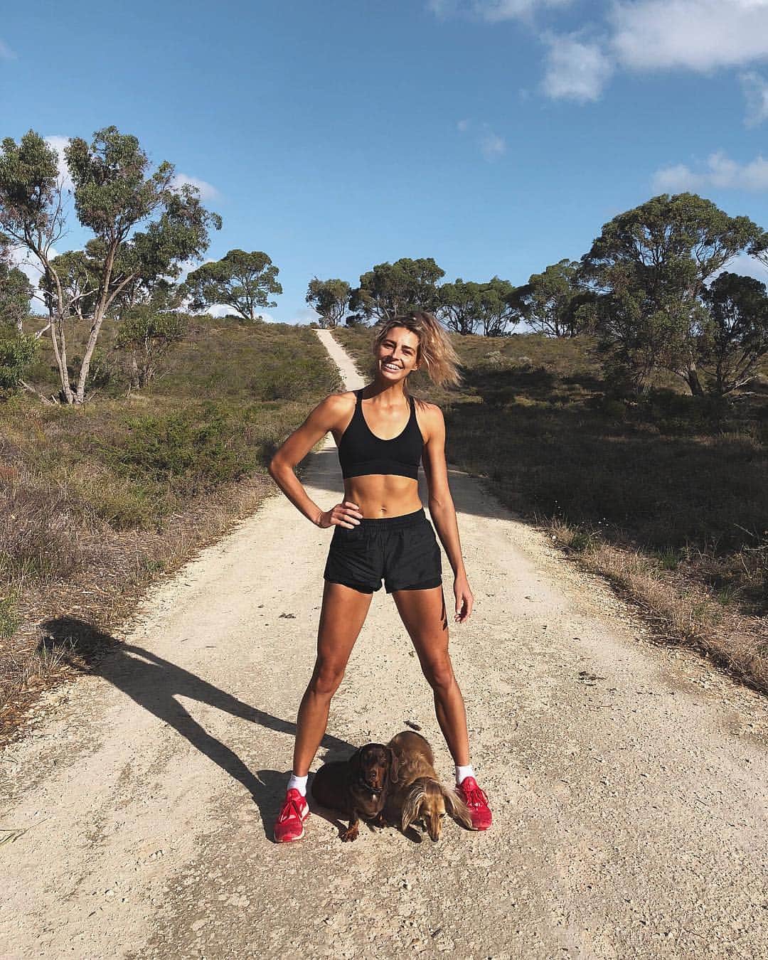 Amanda Biskさんのインスタグラム写真 - (Amanda BiskInstagram)「Last bushwalk in the Aussie sunshine with my babes @westcoast_weenies & @adam.m.dunne 👱🏼‍♂️🐶🐶 before I’m off to London & Ireland! 🙌🏼🙌🏼🙌🏼 Gonna miss home, I love this time of year! ☀️ BUT I am so bloody excited to be teaching 2 classes (a workout & yoga) at @wellfestirl 🤩🤩🤩 Teaching in person is my most favourite thing EVER! and I can wait to give you all a big hug too! 🥰 There are final tickets available (make sure you get Saturday entry because I will be headlining! 💪🏼😁)...it looks like the weather will be fab and there are so many exciting people, classes & events to be a part of!! 🎉 CAN NOT WAIT!!! 👏🏼 #wellfest2019 #dublin ab♥️x」5月6日 19時54分 - amandabisk