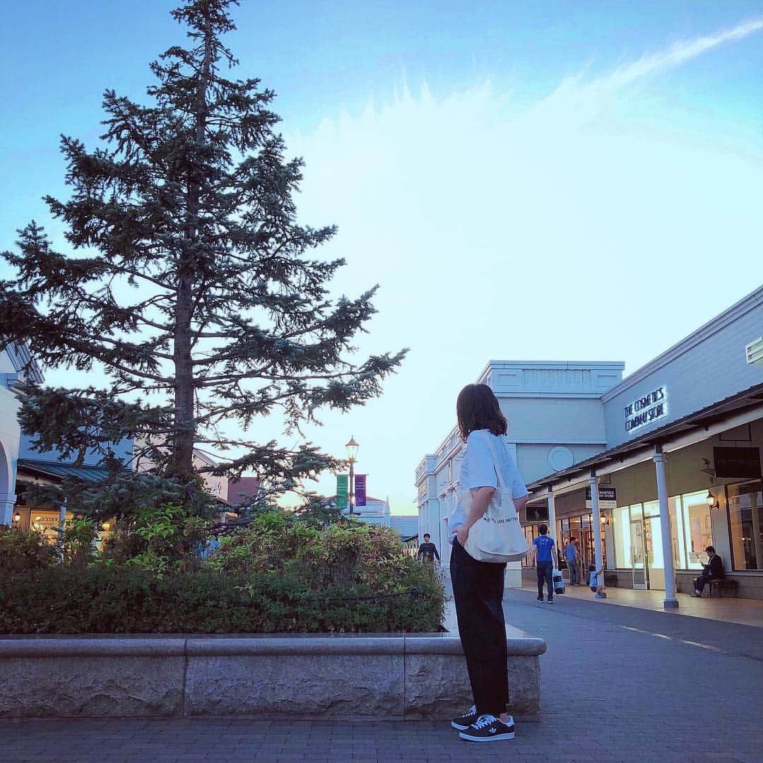 のインスタグラム：「このところ白トップスに黒ボトムスばっかりですね😅 靴は最近一目惚れしたスタンスミス❤️ この日はアウトレットモールでnikeのトレーニングウエア買いました❤️ 明日から仕事です😭休みがもう終わる😭 . Tシャツ…#marginalman パンツ…#numberm 靴…#adidasoriginals」