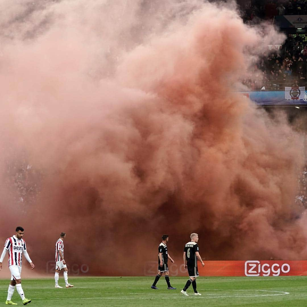 サッカーキングさんのインスタグラム写真 - (サッカーキングInstagram)「. Smoke Candle （2019.05.05） . 📷Photo by Geert van Erven/Soccrates/Getty Images . #ヴィレム #Willem #Willem2 #アヤックス #Ajax #Wilaja #KNVB #KNVBBeker #KNVBカップ #football #サッカーキング #⚽️ #サッカー」5月6日 19時55分 - soccerkingjp