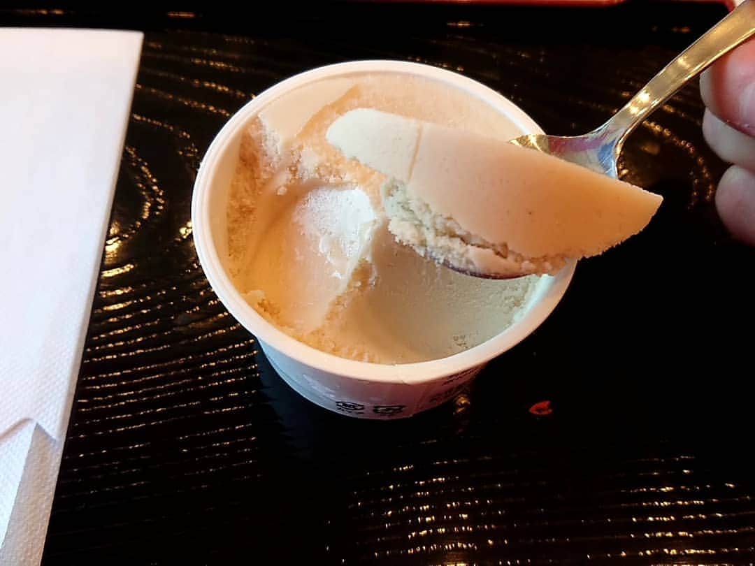 桜花さんのインスタグラム写真 - (桜花Instagram)「(アイス)を食べて気(合っす)！ アイスだけに🍀  数馬の湯で食べた ミルクティーアイスが最高に美味しかったです＼(^^)／🌼✨ 濃厚なミルクティーで、濃いのに後味はさっぱり！✨ 少しシャリっとした、口どけのよいアイスが山登りの後の温泉上がりに 最高にマッチしていました🍀  これはかなりオススメです🍀  #アイス  #ミルクティー #ミルクティ  #icecream #mountain  #mountains #mountaingirl  #milktea #milkteaice  #山登り  #温泉  #数馬の湯 #山  #山歩き  #登山」5月6日 19時56分 - mountainohka