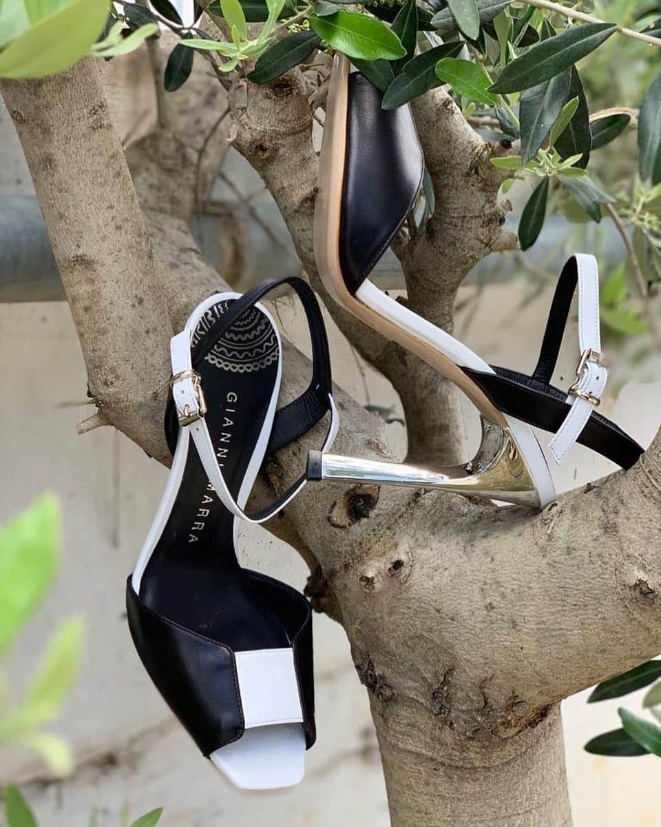 のインスタグラム：「Quando la moda e la natura si sposano insieme! Buon inizio settimana ❤️#giannimarra #lady #amazing #girl #fashionistastyle #woman #shoes #opentoe #blackandwhite #silver #heels #highheels #springsummer2019 #newcollection #madeinitaly」