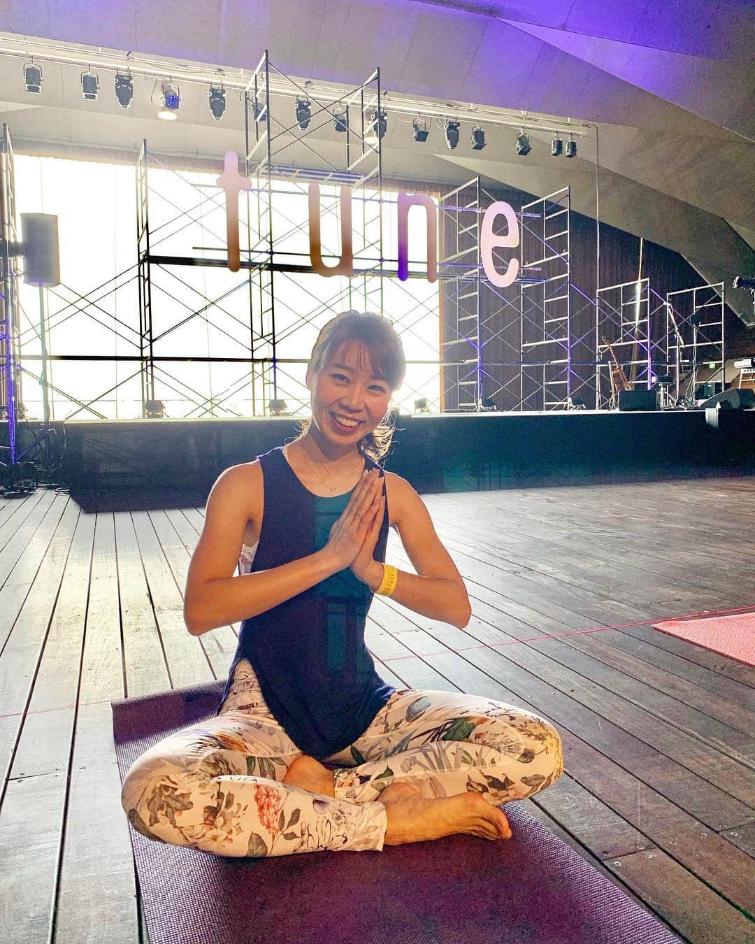 中橋舞さんのインスタグラム写真 - (中橋舞Instagram)「GW最終日は #yoga day🧘‍♀️ . . 横浜の大さん橋ホールで開催されたtuneyoga . 野沢和香さんのyogaにEDEN KAIさんの生演奏でのコラボ♪ 最前列getできてとっても贅沢な時間でした◉ . . 自分にしっかり意識を置いて、周りでなく自分ができるところまでtryする。 そんな野沢さんのyogaで心も体もリフレッシュできました✨ また明日からはーしろッ🏃‍♀️ . . #yoga #ヨガ #yogawear #大さん橋ホール #tune #ランニング女子 #active #beauty #美活 #trendgram #trendgramer #ハッピークローゼット」5月6日 20時07分 - mai_nakahashi