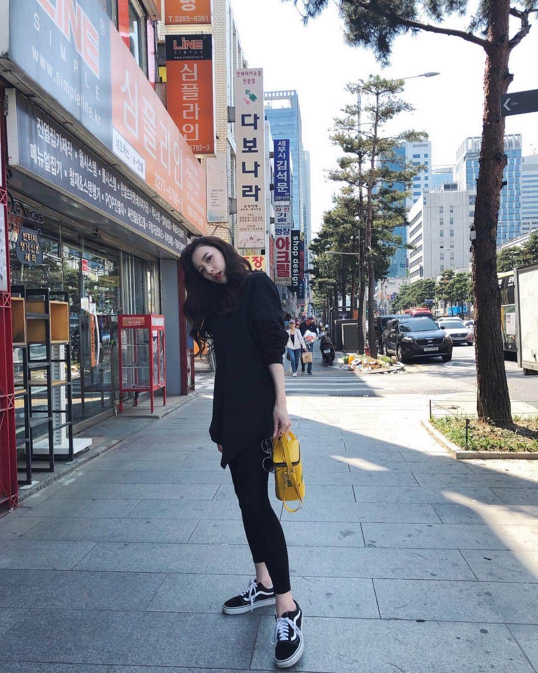 留奥麻依子さんのインスタグラム写真 - (留奥麻依子Instagram)「お散歩👣🇰🇷 韓国は私の好みの女の子が多い！ お肌や髪の毛も綺麗だし、体のラインが出るようなピタッとしたお洋服を着てる子も多くて女の子である事を存分に楽しんでるなって感じる🌼 #한국 #韓国」5月6日 20時17分 - _emu0205_