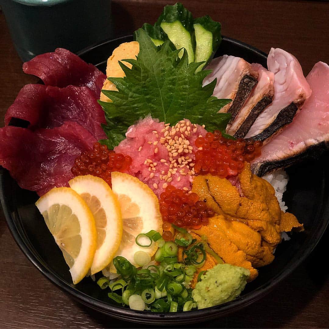 小川真司さんのインスタグラム写真 - (小川真司Instagram)「本日のオススメ丼。 〆の茶漬けも旨し。 #海街丼」5月6日 20時12分 - maguromaru34