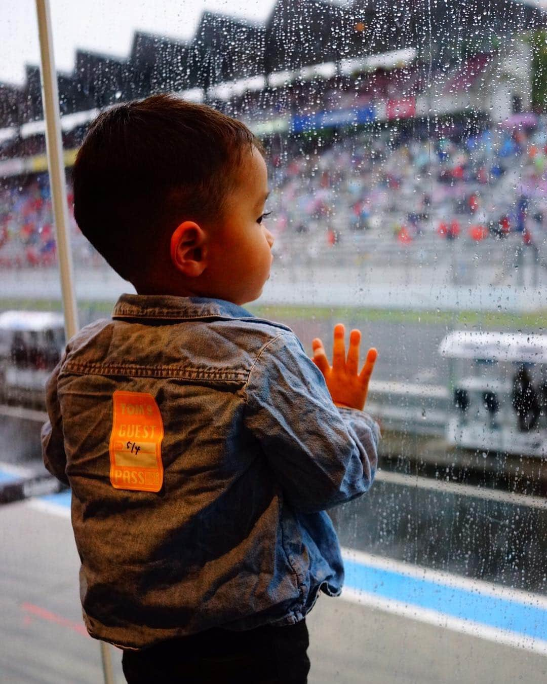 エリナ シルカさんのインスタグラム写真 - (エリナ シルカInstagram)「Glued to the race 🏎😍 当日はレースみたくてずっと窓からはなれず、 眠くてもみたくて、 結果爆音の中でも寝れてしまうほど。  レースみてからはずっとテレビでSuperGTばかり。笑 そのうちドライバーになりたいって言うのかなー🏎😎」5月6日 20時18分 - laura_elina_ymd