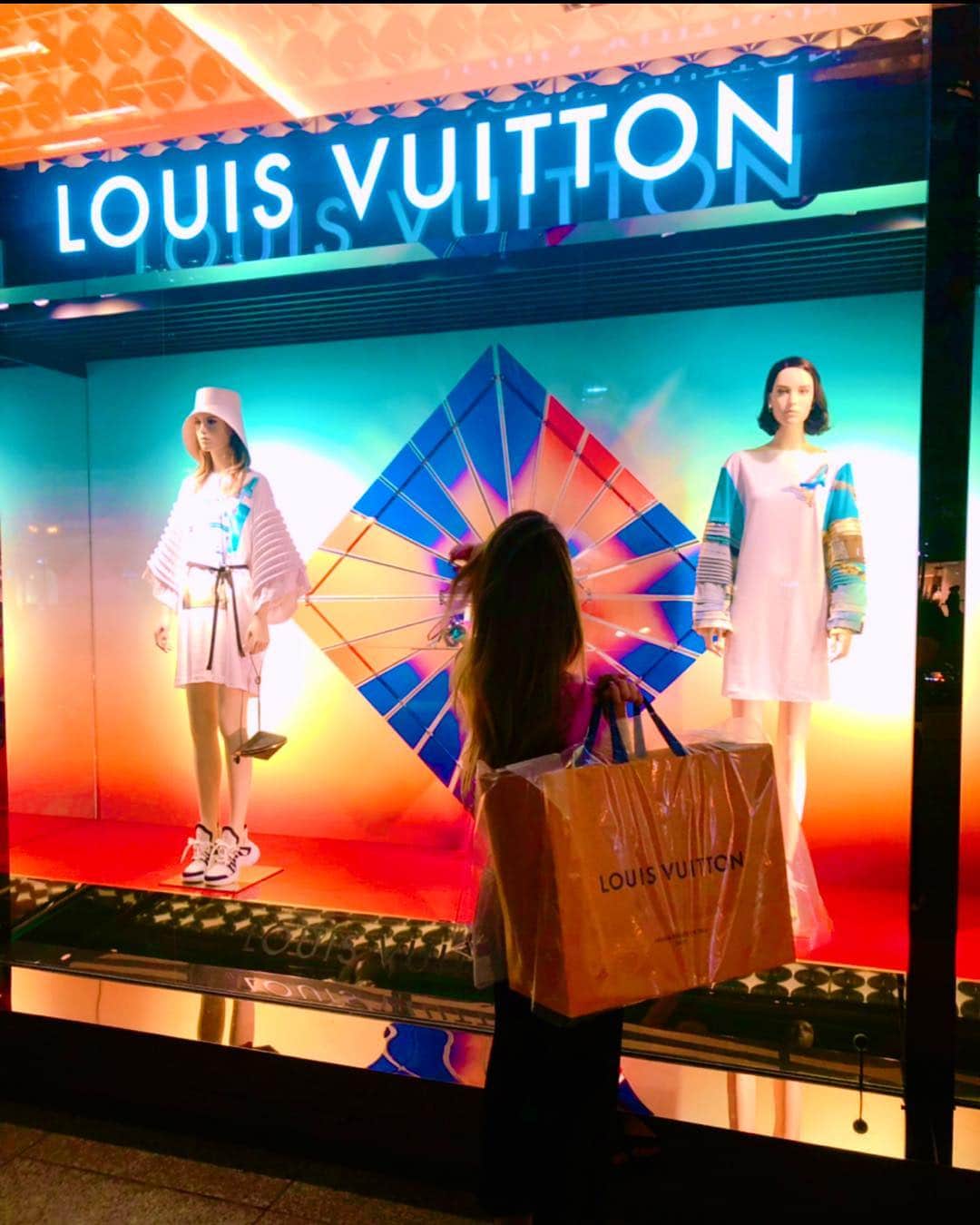 中尾みほさんのインスタグラム写真 - (中尾みほInstagram)「VUITTONで買い物する時 いつも雨な気する ☔☔#louisvuitton」5月6日 20時14分 - mihochan18