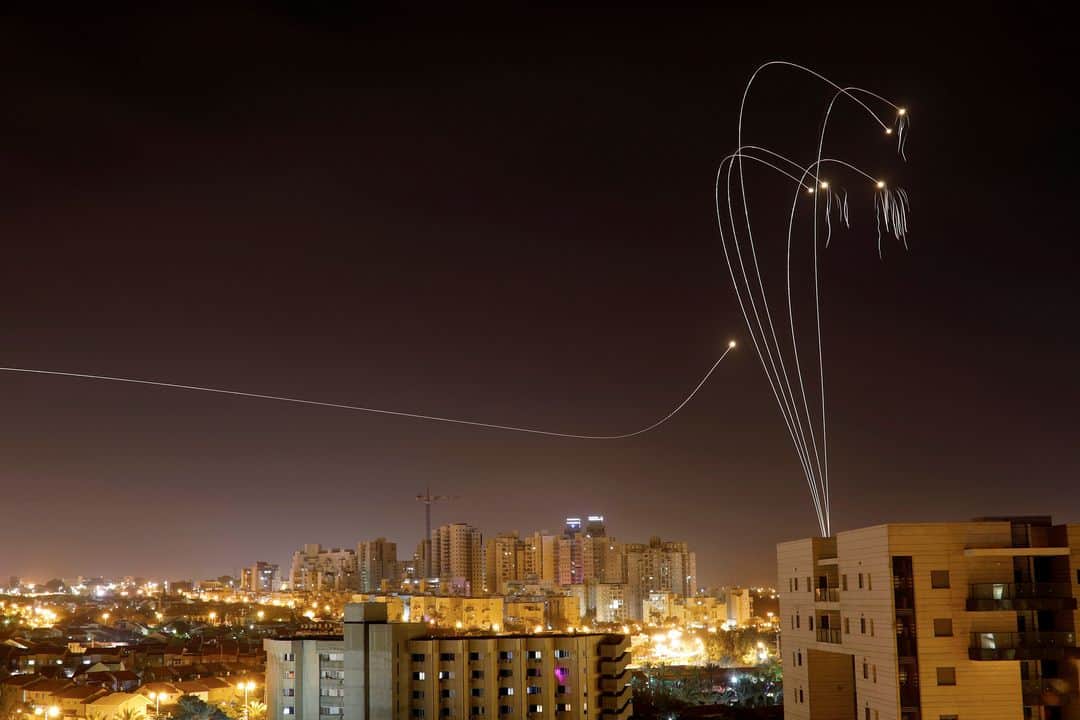 ルモンドさんのインスタグラム写真 - (ルモンドInstagram)「Le système anti-missiles "Dôme de fer", interceptant des roquettes provenant de Gaza, dans le ciel de la ville d'Ashkelon, en Israël, le 5 mai.  Près de 690 projectiles ont été déclenchés depuis vendredi 3 mai. Ils ont causé la mort de quatre civils israéliens, fait sans précédent depuis la guerre de l’été 2014. En cinquante jours, six avaient alors été tués (et 67 soldats), contre plus de 2 200 Palestiniens. Cinq ans plus tard, Benyamin Nétanyahou se retrouve face aux contradictions de sa gestion purement sécuritaire de Gaza. Elle consiste à éviter la guerre, aventure sans victoire possible, tout en n’assumant pas une paix négociée. La trêve fragile entrée en vigueur lundi matin à l’aube, permettant à Israël de lever les restrictions sur les déplacements dans le Sud et de rouvrir les écoles, ne change rien à la donne. - Photo : Amir Cohen (@Reuters)」5月6日 20時15分 - lemondefr