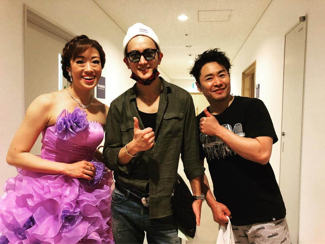 グァンス さんのインスタグラム写真 - (グァンス Instagram)「#令和 #初 #ライブ #北翔海莉 さん、#坂元健児 さんが出演する、 #ILoveMusical #Giftあなたに贈る詩 #千秋楽 見てきた！#ふたり阿国 からずっと、客席から北翔さんやサカケンさんの歌、聞きたいと思ってたんで！やっと！まさか、サカケンさんの #LionKing の曲と面白いトークも聞けたし！面白いトーク、素晴らしい曲、沢山聞いて、令和から。。思い切り笑って、凄く心が温かくなり、癒されました！ありがとうございます！今日は素晴らしいステージを見させていただきました！！#アイラブミュージカル 音楽の力は偉大！令和にも、音楽と一緒に生きていこう！」5月6日 20時16分 - kwangsamak