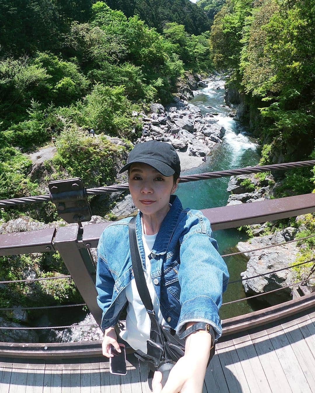 日下裕江さんのインスタグラム写真 - (日下裕江Instagram)「鳩ノ巣小橋  天気が良かったから 橋の上の風が気持ち良かった✨  木々が綺麗な緑🌿  天気が良いと 見るもの全てが綺麗に見える♪  太陽って凄いな☀️ #鳩ノ巣小橋 #鳩ノ巣渓谷 #晴天 #綺麗なグリーン #吊橋」5月6日 20時26分 - hiroe___h