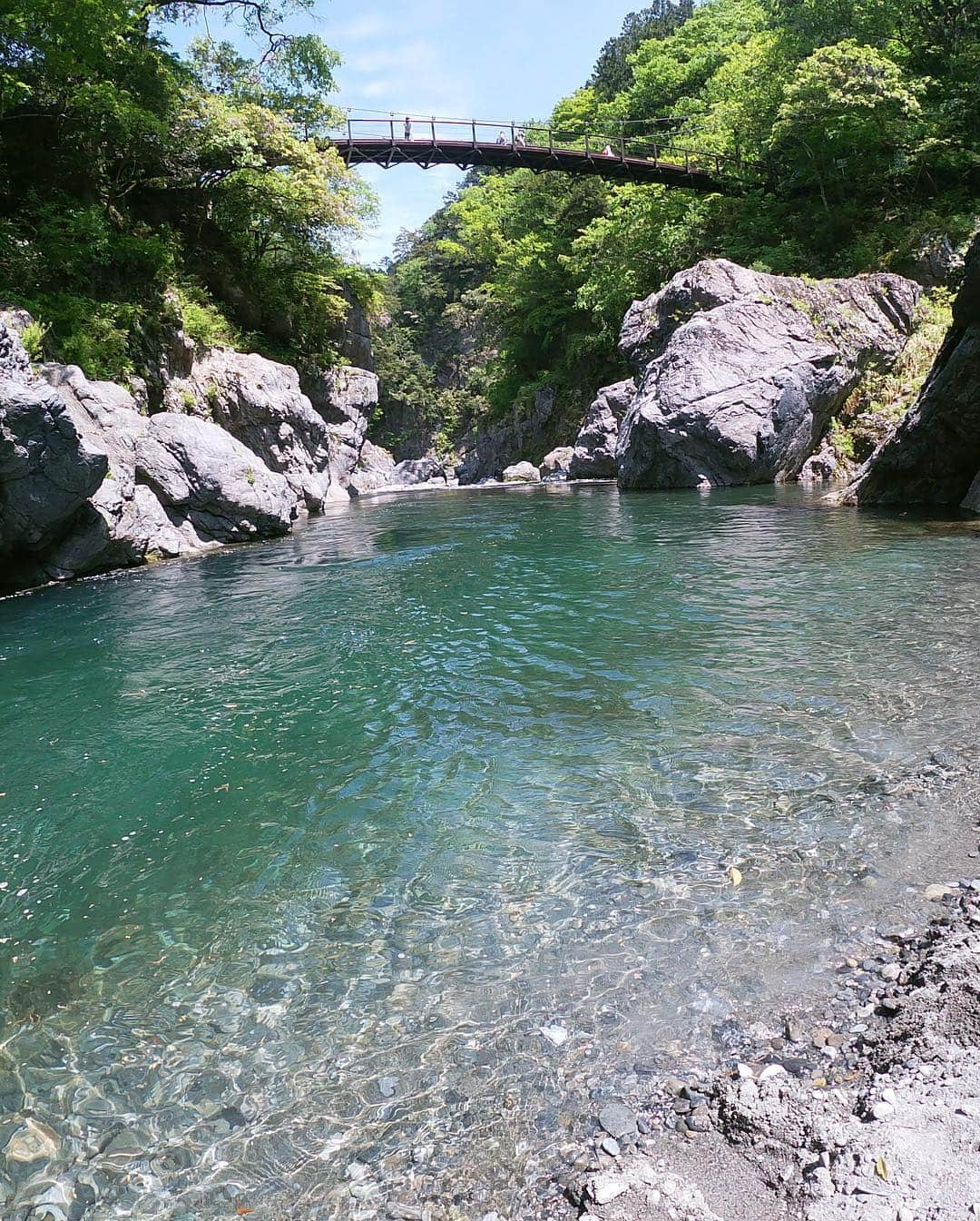 日下裕江さんのインスタグラム写真 - (日下裕江Instagram)「鳩ノ巣小橋  天気が良かったから 橋の上の風が気持ち良かった✨  木々が綺麗な緑🌿  天気が良いと 見るもの全てが綺麗に見える♪  太陽って凄いな☀️ #鳩ノ巣小橋 #鳩ノ巣渓谷 #晴天 #綺麗なグリーン #吊橋」5月6日 20時26分 - hiroe___h