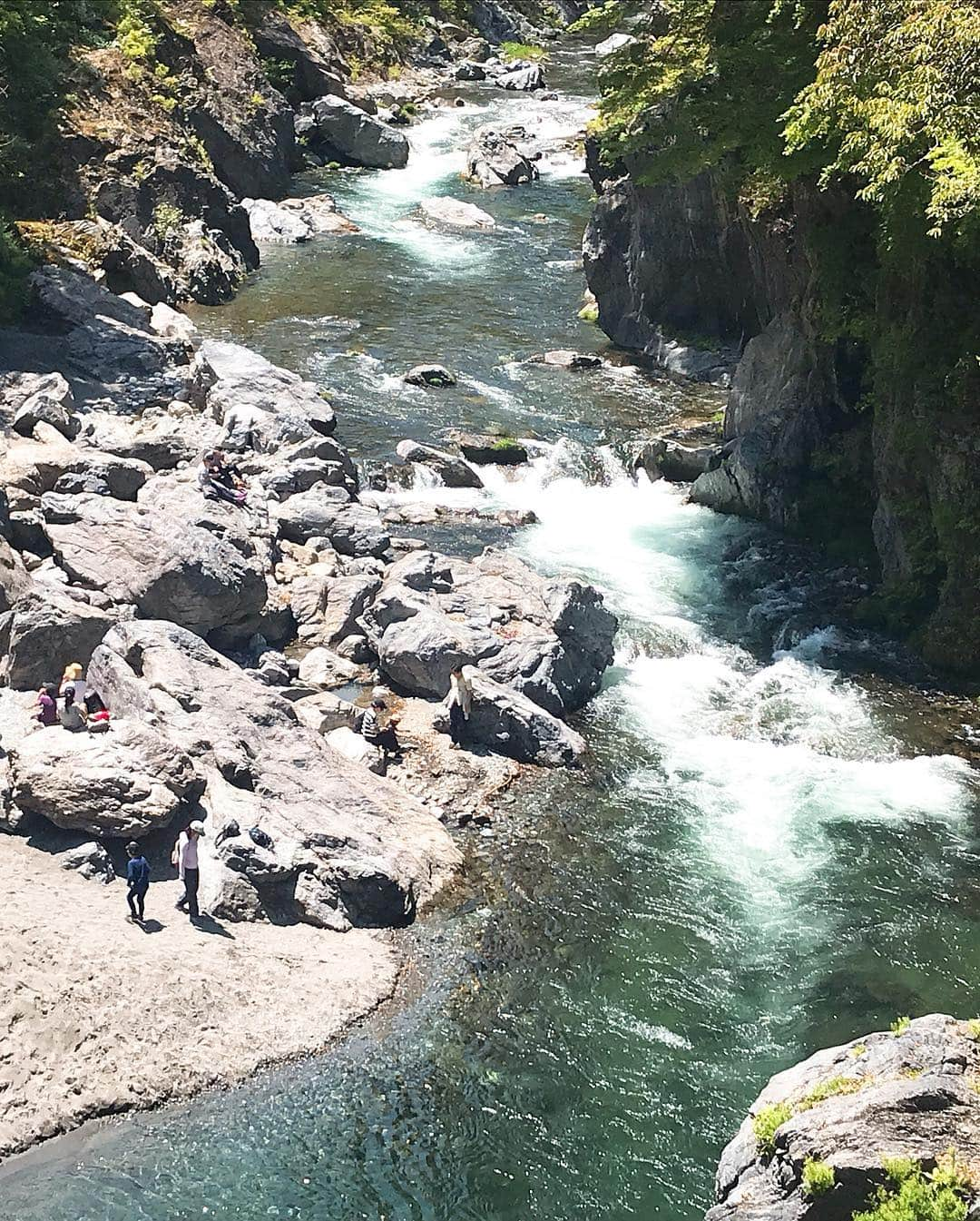 日下裕江さんのインスタグラム写真 - (日下裕江Instagram)「鳩ノ巣小橋  天気が良かったから 橋の上の風が気持ち良かった✨  木々が綺麗な緑🌿  天気が良いと 見るもの全てが綺麗に見える♪  太陽って凄いな☀️ #鳩ノ巣小橋 #鳩ノ巣渓谷 #晴天 #綺麗なグリーン #吊橋」5月6日 20時26分 - hiroe___h