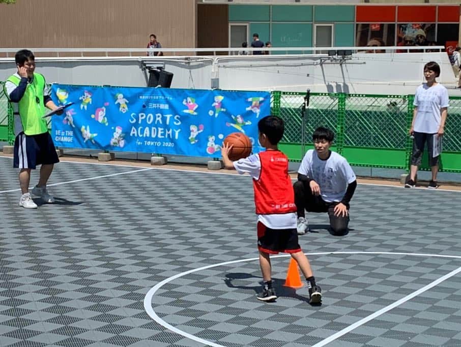 大神雄子さんのインスタグラム写真 - (大神雄子Instagram)「5月5日はこどもの日🎏  TOKYO2020 let's 55 with 三井不動産のイベントに参加させていただきましたー🔥  バスケットボール女子日本代表チームのオフィシャルスポンサー様であります三井不動産さまのイベントでもあり、バスケットを初めてする小学生の児童さんもいましたが、楽しんでもらえたら嬉しいです😊  ちなみになかなかの倍率だったそうで…応募は1200人を超えてたそうです💦  またこうしてたくさんのイベントを通してスポーツに触れ東京オリンピックをみんなで盛り上げていきたいですね(^^) ありがとうございました😊‼︎ 加奈ちゃんありがとうね😏‼︎ #tokyo2020 #lets55 #55種目 + #5月5日 #三井不動産  @kanaoyama0619  #大山加奈 さん #なんだかんだ初仕事 #短パンで登場するからいじらずにはいられない #😏 #写真はみえないのにしたよ😚  GWを振り返る」5月6日 20時19分 - shin___01