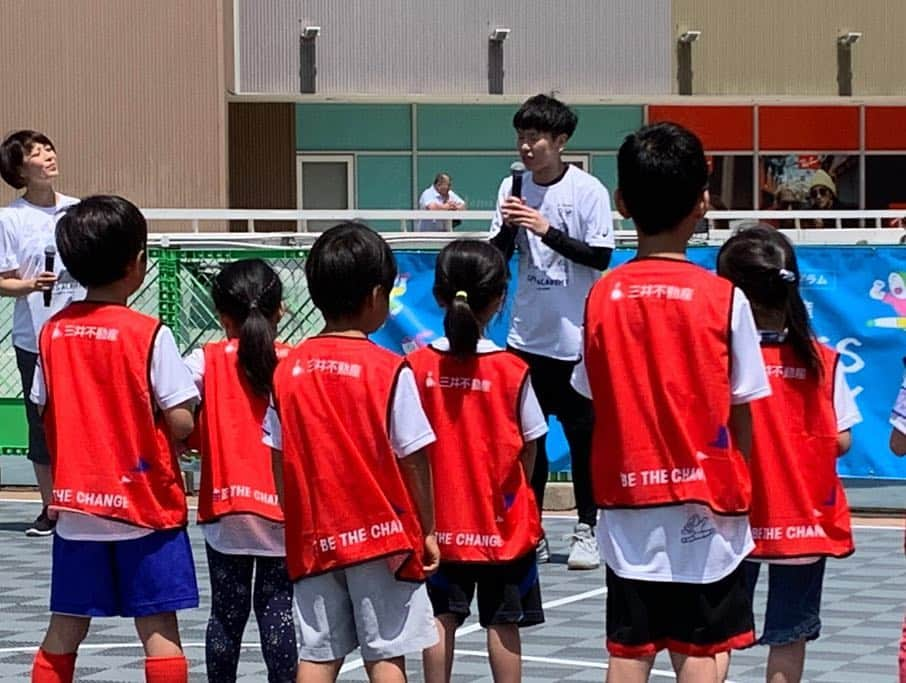 大神雄子さんのインスタグラム写真 - (大神雄子Instagram)「5月5日はこどもの日🎏  TOKYO2020 let's 55 with 三井不動産のイベントに参加させていただきましたー🔥  バスケットボール女子日本代表チームのオフィシャルスポンサー様であります三井不動産さまのイベントでもあり、バスケットを初めてする小学生の児童さんもいましたが、楽しんでもらえたら嬉しいです😊  ちなみになかなかの倍率だったそうで…応募は1200人を超えてたそうです💦  またこうしてたくさんのイベントを通してスポーツに触れ東京オリンピックをみんなで盛り上げていきたいですね(^^) ありがとうございました😊‼︎ 加奈ちゃんありがとうね😏‼︎ #tokyo2020 #lets55 #55種目 + #5月5日 #三井不動産  @kanaoyama0619  #大山加奈 さん #なんだかんだ初仕事 #短パンで登場するからいじらずにはいられない #😏 #写真はみえないのにしたよ😚  GWを振り返る」5月6日 20時19分 - shin___01