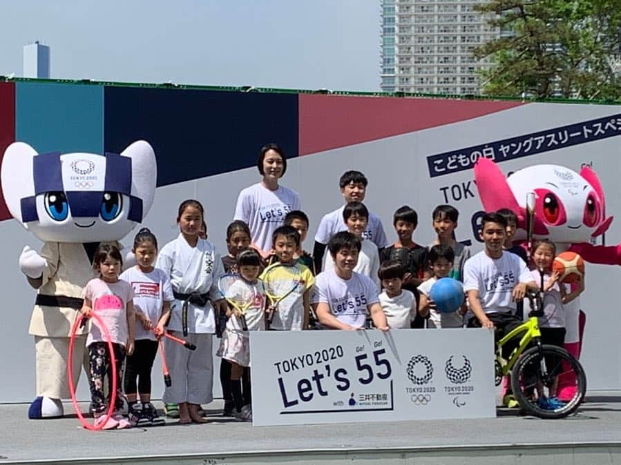 大神雄子さんのインスタグラム写真 - (大神雄子Instagram)「5月5日はこどもの日🎏  TOKYO2020 let's 55 with 三井不動産のイベントに参加させていただきましたー🔥  バスケットボール女子日本代表チームのオフィシャルスポンサー様であります三井不動産さまのイベントでもあり、バスケットを初めてする小学生の児童さんもいましたが、楽しんでもらえたら嬉しいです😊  ちなみになかなかの倍率だったそうで…応募は1200人を超えてたそうです💦  またこうしてたくさんのイベントを通してスポーツに触れ東京オリンピックをみんなで盛り上げていきたいですね(^^) ありがとうございました😊‼︎ 加奈ちゃんありがとうね😏‼︎ #tokyo2020 #lets55 #55種目 + #5月5日 #三井不動産  @kanaoyama0619  #大山加奈 さん #なんだかんだ初仕事 #短パンで登場するからいじらずにはいられない #😏 #写真はみえないのにしたよ😚  GWを振り返る」5月6日 20時19分 - shin___01