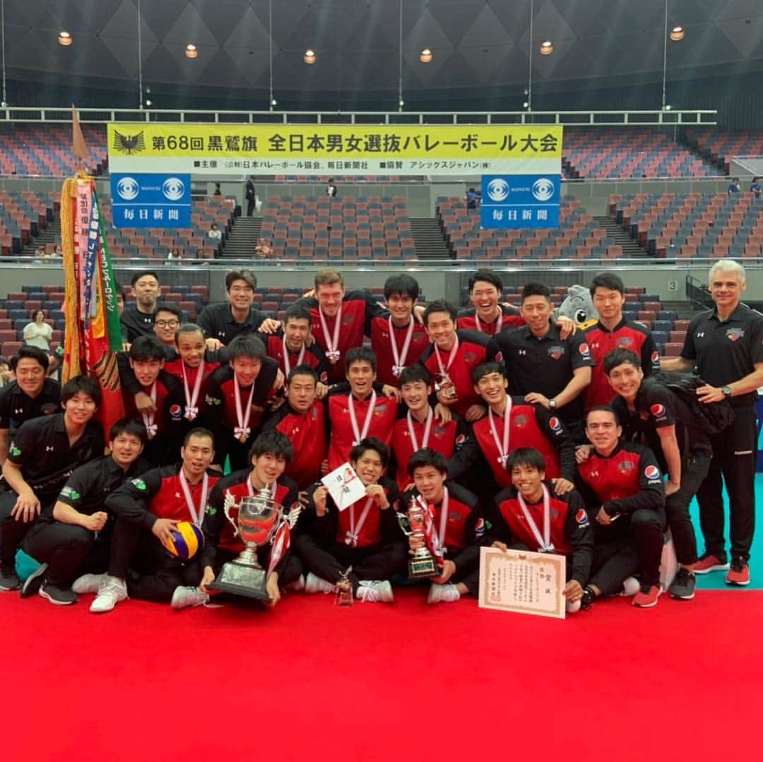 のインスタグラム：「黒鷲旗優勝しました♪ ヨネさんを優勝で送り出せて良かったです！ 今シーズン沢山の応援、差し入れありがとうございました！ 来シーズンもよろしくお願いします！  #サンバーズ  #黒鷲旗 #優勝 #ヨネさんありがとうございました #95年組」
