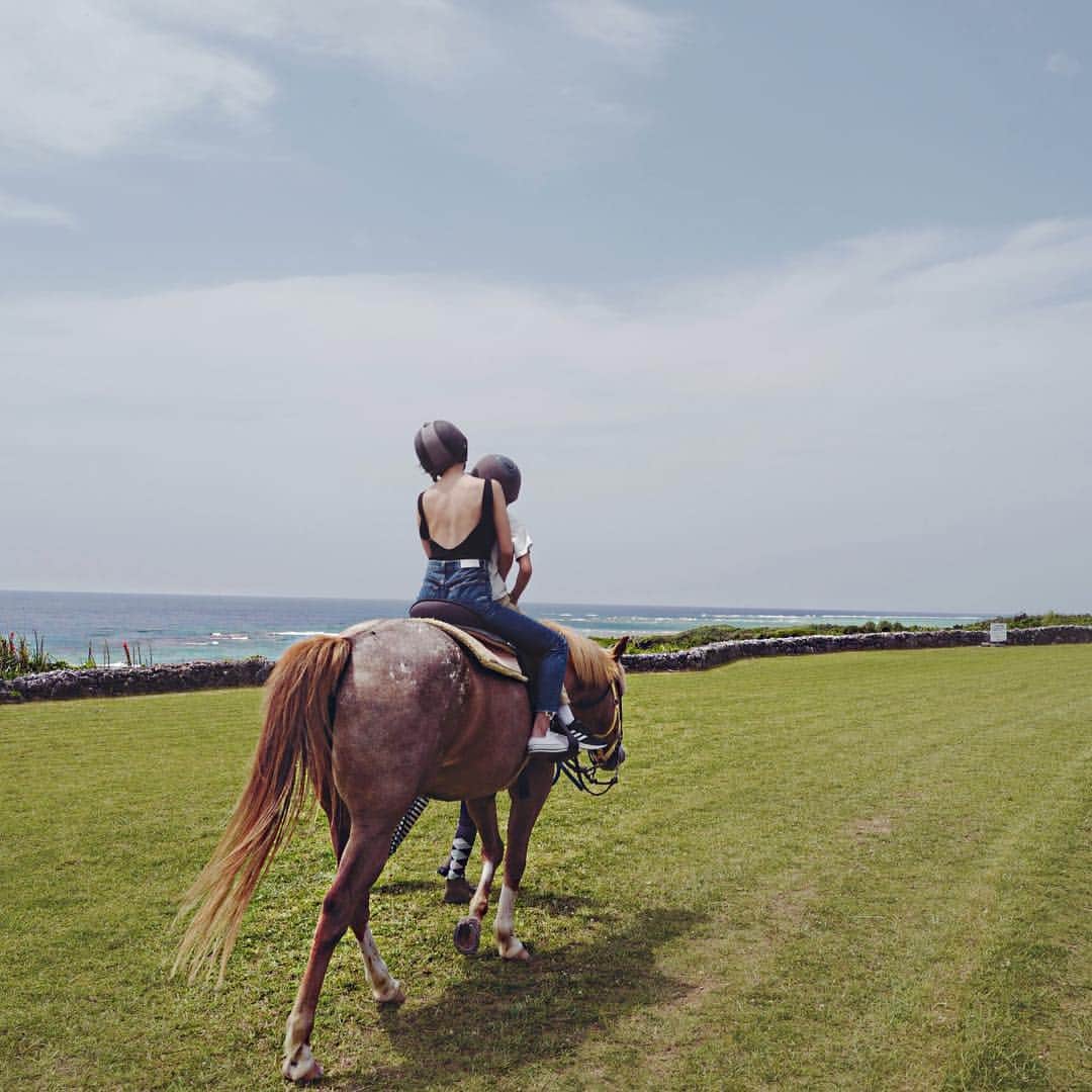 渡邊智子さんのインスタグラム写真 - (渡邊智子Instagram)「. 沖縄では乗馬の親子乗りをしました🐎 私たちを乗せてくれたローニーくん😊 のんびりのんびり☁️☁️ 絶景散歩に連れて行ってくれました🌴 とっても可愛い目をしたローニーくん♡ 息子は、また来年も会いたい！と言うほど大好きに☺️」5月6日 20時20分 - _tomomon