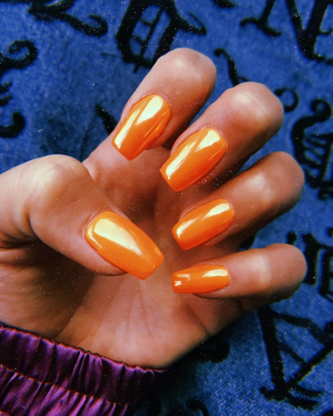 角田麻央さんのインスタグラム写真 - (角田麻央Instagram)「@jillandlovers 💅🏽🧡 ネイル界のカリスマ @mamijingu さん、 いつも素敵なネイルをありがとうございます😘🙏🏽 今回も輝き重視の‼️オレンジミラーネイル🔥🔥🔥 この色、輝きは本当にかわいい🙈💕 . そして @irie_beach からの新作🌺 ネーム入りキーホルダー、こちらも絶賛愛用、発売中でございます👶🏽💜 #jillandlovers #iriebeach #lovers #me」5月6日 20時22分 - maotsunoda888