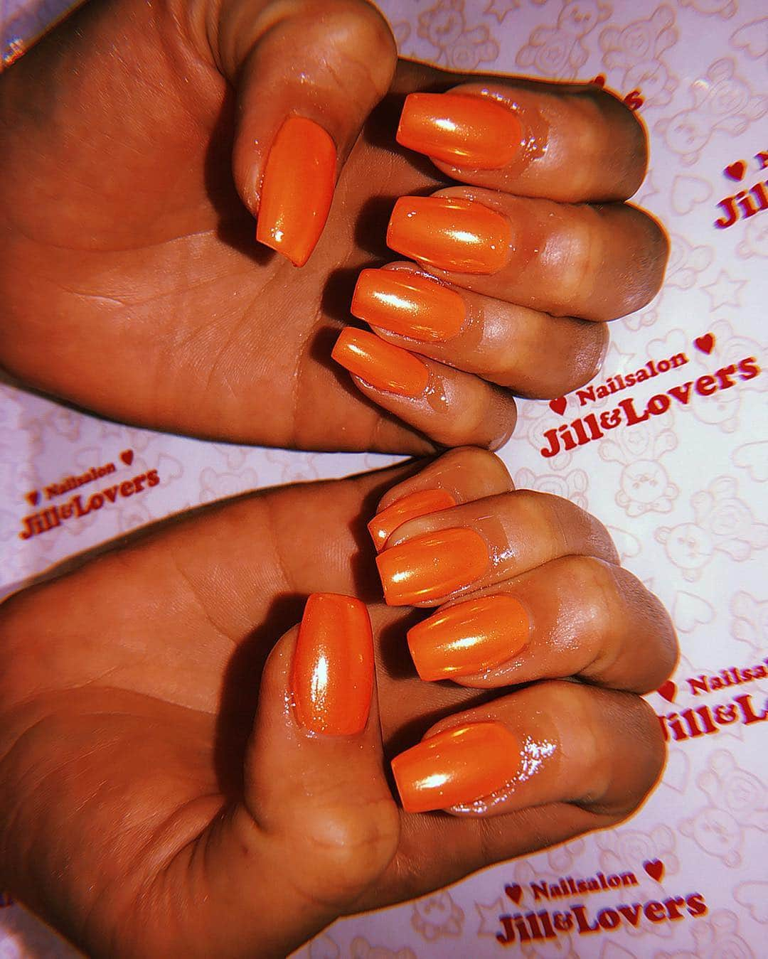 角田麻央さんのインスタグラム写真 - (角田麻央Instagram)「@jillandlovers 💅🏽🧡 ネイル界のカリスマ @mamijingu さん、 いつも素敵なネイルをありがとうございます😘🙏🏽 今回も輝き重視の‼️オレンジミラーネイル🔥🔥🔥 この色、輝きは本当にかわいい🙈💕 . そして @irie_beach からの新作🌺 ネーム入りキーホルダー、こちらも絶賛愛用、発売中でございます👶🏽💜 #jillandlovers #iriebeach #lovers #me」5月6日 20時22分 - maotsunoda888