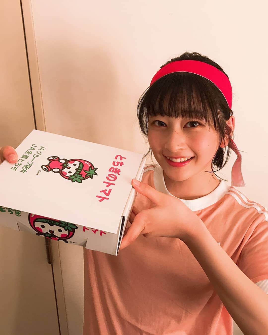 のインスタグラム：「「ギュウ農フェス春のSP2019」の﻿ アームレスリング大会に栃木生まれとして﻿ 出演させていただきました💪🏻﻿ マスターしたコツを発揮する暇もなく﻿ 瞬殺で負けちゃった〜〜笑﻿ でもおいしい🍅もらえたから﻿ 結果だいじけ？だいじだ！﻿ ﻿ そして対戦相手の水春ちゃん所属する﻿ 桜エビ〜ずのみんなのLIVEを見れて﻿ 心が浄化されましたとても楽しかった、、！﻿ そのとき着てた青い可愛いワンピース☺︎💙﻿ ﻿ こういう形で呼んでくださった﻿ #電撃ネットワーク の #ギュウゾウ さん、﻿ 現場まで応援に来てくださった方、﻿ ニコ生で見てくださった方、﻿ 本当にありがとうございました😭﻿ ﻿ バッジも宝物。﻿ ﻿ #ギュウ農フェス﻿ #高井千帆﻿ #高井ンスタグラム 🐻﻿ #ちぃグラム も語呂いいね 🐻﻿ #優柔不断な私」