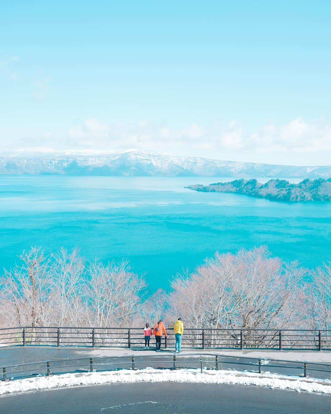 Kobe Japan Water artのインスタグラム：「"Trip to Tohoku". 思い出に残る風景. #十和田湖 －－－－－－－－－－－－－－ －－－－－－. 今回の大型連休は人生で初の東北へ車で行ってきました。旅を通じて思ったのは、①5月になるのにまだ雪も桜も残っていて最高②景色も温泉もグルメも最高③特に秋田のバター餅は食べないと人生損くらい最高」