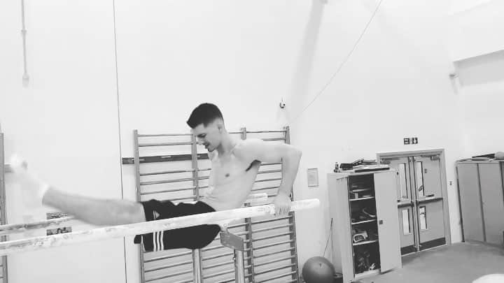 マックス・ウィットロックのインスタグラム：「#bankholiday training 💪👍 . #training #gymnastics #fitness #workout #mondaymotivation #monday」