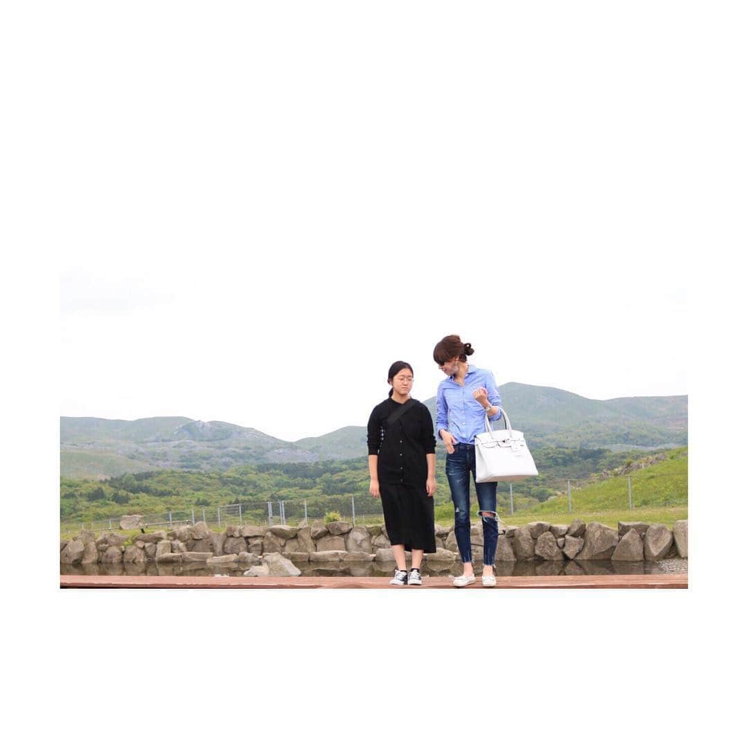 yupinokoさんのインスタグラム写真 - (yupinokoInstagram)「こんばんは☺︎ . . 長い長いGWもやっと今日で終わりε-(´∀｀; ) 今年はなにもプラン立ててなかったので 県内をあちこちぶらり🚙 マイナールートばかり通ったので 渋滞にはまることなく移動できました✌️ . お出かけはやっぱり街中よりも田舎派。 雄大な自然に、壮大な景色、おいしいご飯♡ マイナスイオンもたっぷり🌳 . 令和ゆかりの地、坂本八幡宮へも参拝に行きました⛩ さすがにここと太宰府天満宮は人多かった💦 子供の頃以来の洞窟もワクワクして楽しかったな〜♫ 明日からスイッチを切り替えるのが大変そう😅 . . #インテリア #interior #セルフリノベーション  #ヴィンテージスタイル #diy #DIYのある暮らし #ゴールデンウィーク #お出かけ記録  #八女市 #日向神峡 #平尾台 #鍾乳洞 #カルスト台地 #太宰府天満宮 #坂本八幡宮 #令和ゆかりの地 #LAppartement #アパルトモン #savemybag  #MINNETONKA #ungrid #todayful #ined」5月6日 20時34分 - yupinoko