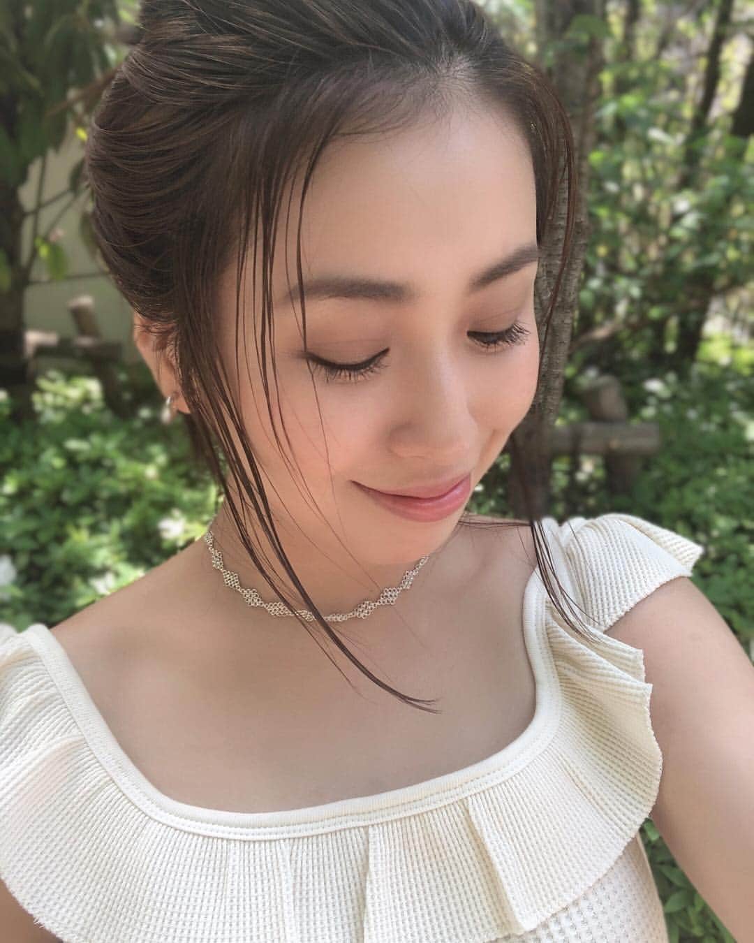 のインスタグラム：「急に暑くなったから、ポニーテールが多めのゴールデンウィークでした☺︎ １０日間、毎日ヨガとパーソナルトレーニングしたら、肌が内側からツヤ感がでるように✨  そしてお休み中にオーガニックフードと化粧品の成分、スキンケアの勉強に没頭✒︎ オススメのエステやクリニック、スキンケアなど、美容についてのDMにまだお返事できてない方はすみません🙏  よりセンシティブの肌の方へ的確なアドバイスが出来るように、私なりに色々試しているところです。 わたしも敏感肌なので、多くのものを試せなかったり、ダウンタイムがあったりで、奮闘しています。  今年は肌の修復、エンジングケアを特化した監修サロンもオープン予定です！ また皆様にご報告できるように、しばしお待ちください☺︎ ・ ・ #美容 #美容情報 #エイジングケア #スキンケア #肌改善 #エステサロン #エステ #ヨガ #ゴールデンウィーク #満喫 #美容と健康 #美容好き #化粧品大好き #アンチエイジング #日々勉強中」