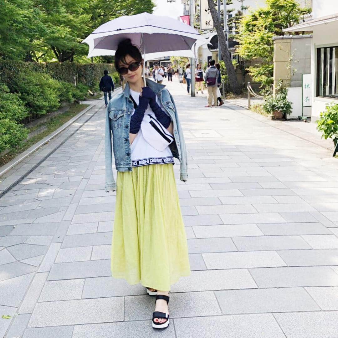 梅本理恵さんのインスタグラム写真 - (梅本理恵Instagram)「京都♡  目的持たずに、ゆったりお散歩。 GW最終日、良き☺︎☺︎♡ ・ ・ すでに紫外線が強めです。 ☺︎5枚目の写真☺︎ 紫外線対策のお出かけスタイル（基本）です☺︎笑 ・ ・ ・ ・ #京都 #Kyoto#さよなら京都 #大好きな街 #また来ます #抹茶 #宇治抹茶 #おうじちゃま #会ったことある #中村藤吉本店 #紫外線対策 #美魔女#美魔女コンテスト #美魔女ファイナリスト #はんなり美魔女#梅本理恵#アラフィフ#アラフォー#美容#美活#アンチエイジング#team美魔女9期生 ♡」5月6日 20時41分 - rie___12ki