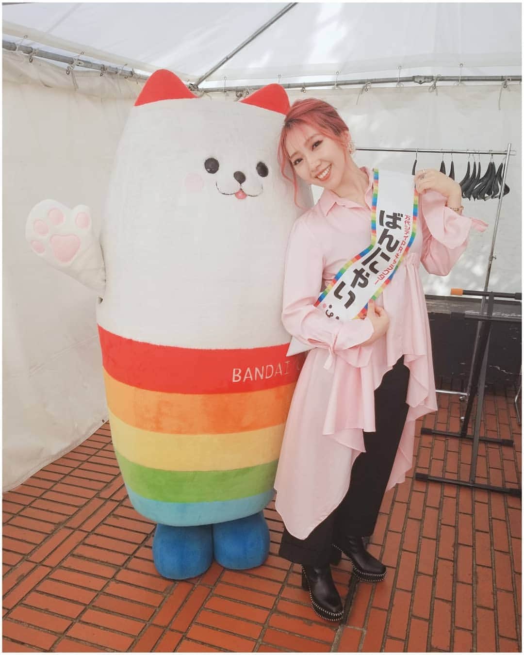 貴愛kwiae Officialのインスタグラム：「長いG.Wも本日で終わります😌 * 私はライブも三本あり リハや制作やらで🌼 あっという間に終わりました😌 * 昨日は令和初ライブ🐣 #万代アースフェスタ2019 に 出演させていただきました🌼🌈 * * 晴天で最高だったねー👍‼ そして、2nd EP Entreeも完売しました😍👍 ありがとう‼‼‼ * 令和初ライブは地元新潟でスタート出来たものも嬉しいし、新潟＆遠くから応援してくれてる方々も集まってくれて嬉しみ満載な一日でした❣ ありがとうー！！ レインボータワーが無くなってしまったけど、 レインボー引き継いだばんにゃいと❤🌈🌈🌈 * 平成▶令和にもなったし 忘れられない一時でした🌈 みんなはどうだった？ * みんな明日からも無理せずに 行きましょ👍👍👍 * #niigata #万代シティ #万代 #新潟 #ばんにゃい #令和元年 #GW #新潟市」