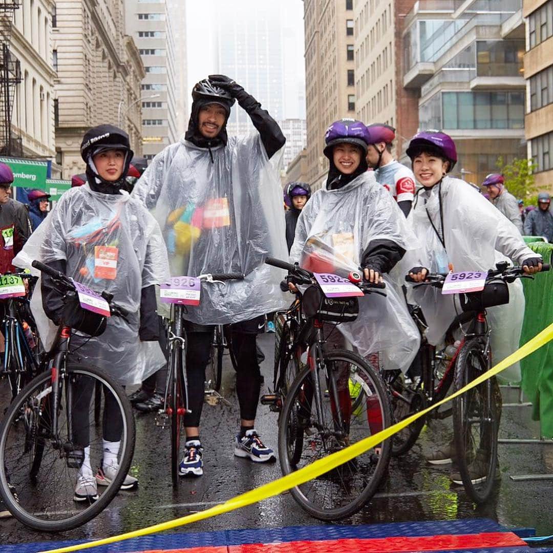 VOGUE GIRL JAPANさんのインスタグラム写真 - (VOGUE GIRL JAPANInstagram)「NYC、約60kmを自転車で無事完走🚴‍♂️🏅マンハッタンからブロンクス、クイーンズ、ブルックリンと走り、ゴールはスタテン島。大雨ながらもみんなでfun ride✌️🇺🇸 #BikeNYC #ManhattanPortage #fiveborobiketour」5月6日 20時53分 - voguegirljapan