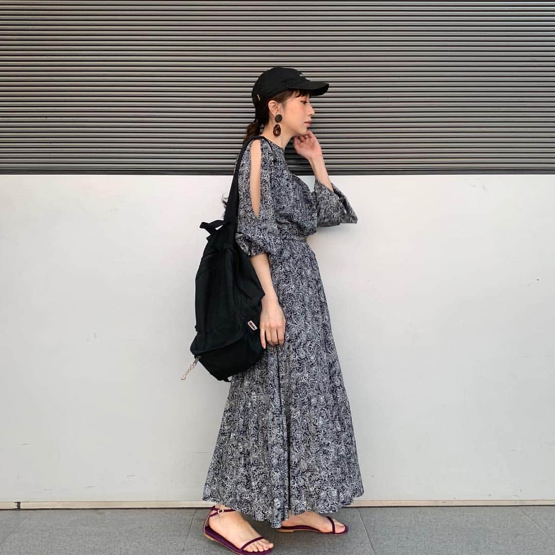 ungrid_minamiのインスタグラム：「. ひさしぶりに外で撮れたっ！！ このワンピースはスリットがはいってないので一枚できまる。👌🏽✨ . みなさまGWありがとうございました 明日は旦那さんとGWはじまるまえに約束して楽しみにしていた、お互いがんばったご褒美の日🤤🍣 . @ungrid_official #Ungrid#アミュプラザ博多」