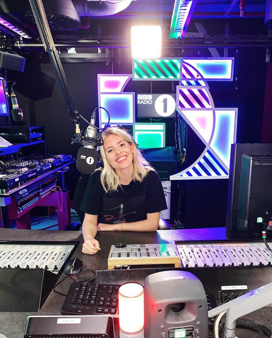 Mollie Kingさんのインスタグラム写真 - (Mollie KingInstagram)「Matt and I have had so much fun covering Greg’s @bbcradio1 Breakfast show the last few weeks! ...Thanks everyone for keeping me company this morning while Matt was off.  I’ve had an absolute blast!  Greg’s back with you tomorrow and we’ll be back on Friday - see you then!! X @matthewedmondson」5月6日 20時48分 - mollieking