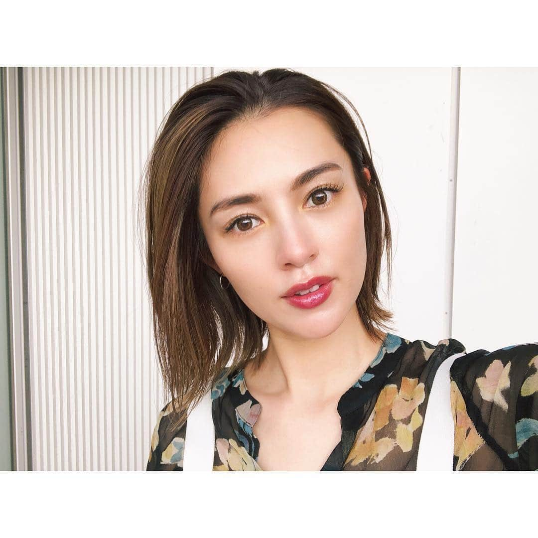 渡辺知夏子さんのインスタグラム写真 - (渡辺知夏子Instagram)「Hair メンテナンス✨ リタッチとトリートメント✨  様子みて、ハイライトを重ねて何度も入れ直しているのですが、傷まずに状態keep出来ているのは、痛みにくいカラーとトリートメントのおかげです🥺✨ ベースはこんな感じで、内側や見えるとカワイイ所にハイライト入れてて、 カラーを重ねてます！ . . 良い状態をキープして、 ほとんどスタイリングしなくてもカワイイ感じを追求してる めんどくさがり屋✌️✨ 軽くオイル付けて終わり👏✨ . 大人って特に、TPOとか、さり気なさが大事だと思ってるから、 私がこだわってる事って'映え'はしないけど、実際見た感じを追求してるから写真だと中々伝わりにくいのがいつももどかしいっ!!（笑）🤣 . . いつも細かく相談してくれてありがとう❤️ @jun_mizoguchi . . この日もイエローのアイシャドウ👁 . .  #hairsalon #zacc #ヘアメンテナンス #トリートメント #ブリリアントカラー #ハイライト #イエローメイク」5月6日 20時51分 - chikako_724