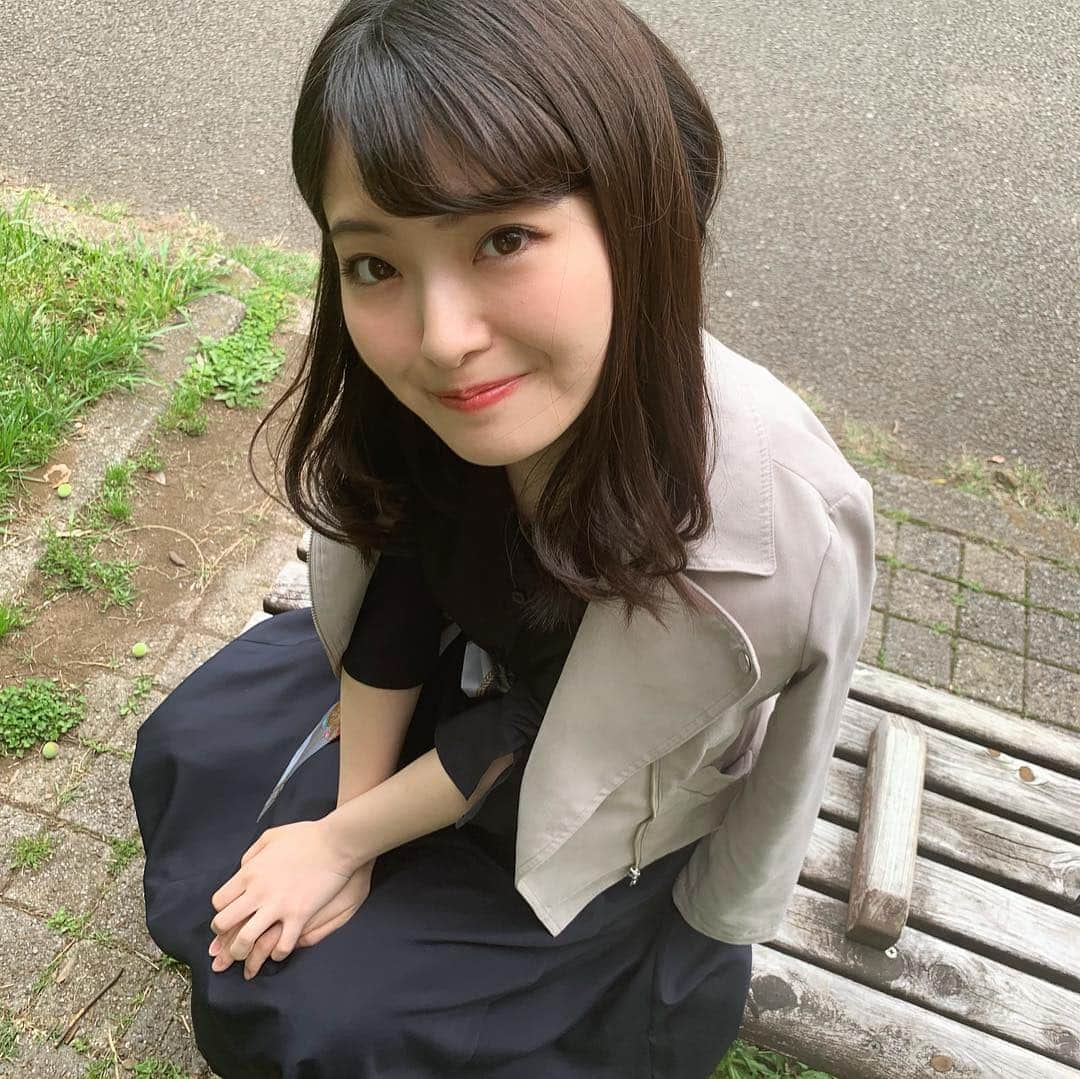 遠野愛のインスタグラム：「ゴールデンウィーク最終日🌱 お出かけ日和だったので、久しぶりにピクニックへ！ 草木の匂いに癒された🌿  #ゴールデンウィーク #picnic #公園 #iphonexs に変えたから使ってみたかった #ポートレート #お出かけ日和」