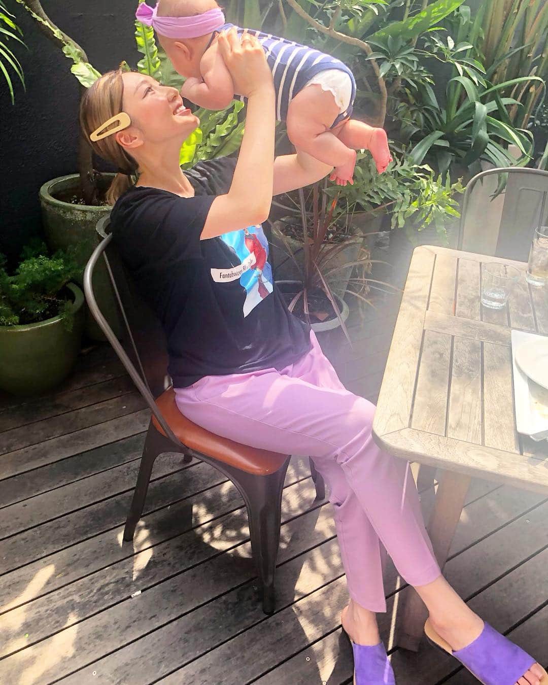 shihoのインスタグラム：「あーん、大好きがとまらないっ💕💜 . . . #gw#holiday #dayoff#family  #baby#mama#babygirl  #terrace#女の子ママ#子供の日 #ママライフ#生後3ヶ月#ベビー #ニコニコ#smile #笑顔がたまりません #この日のテラスは最高だったな #Tシャツ乾燥機かけちゃって縮んだよ #でかめTだったのに普通サイズなた😂 #それでも着るけどね😏」