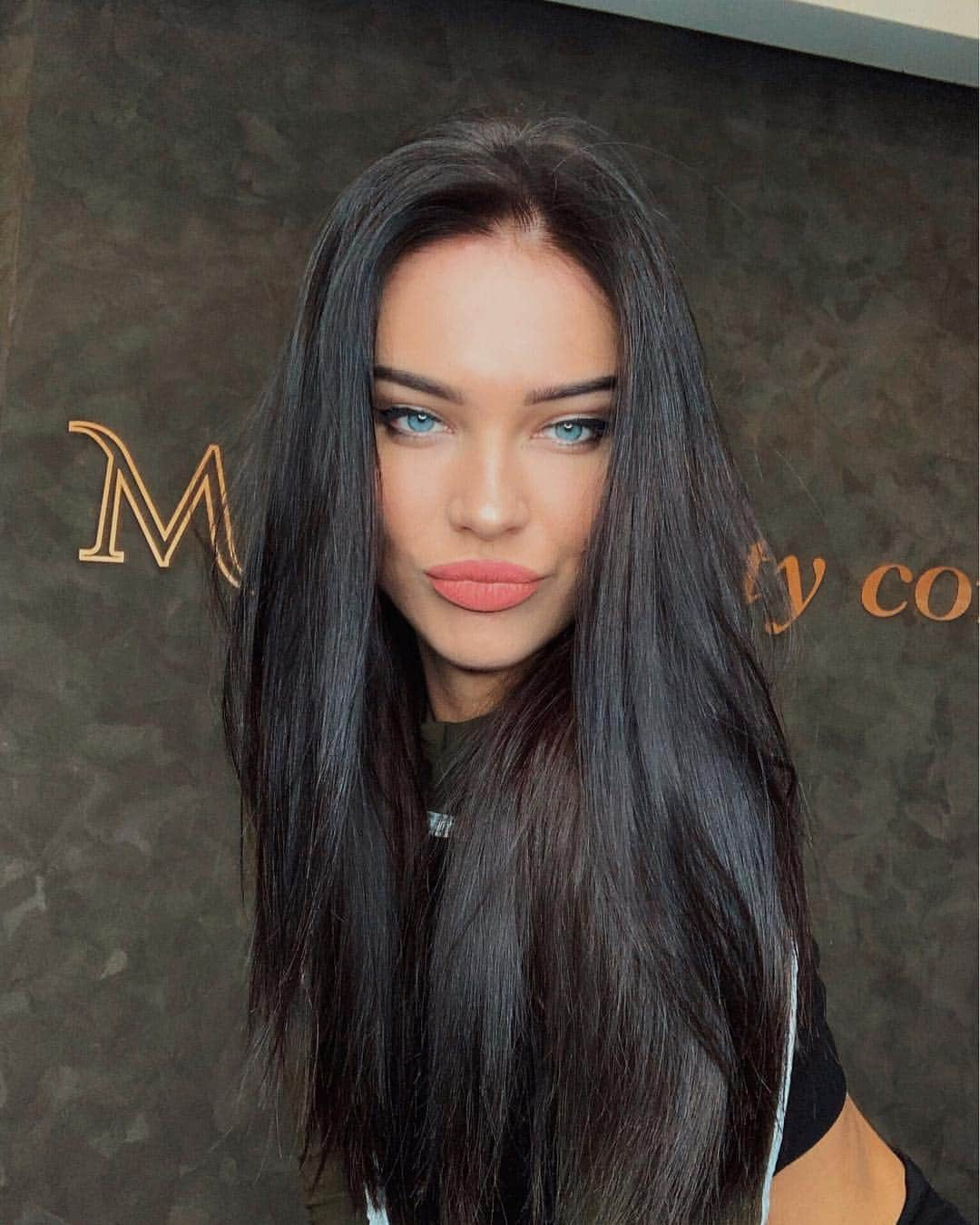 DASHA Dさんのインスタグラム写真 - (DASHA DInstagram)「@mr_colorist_2017 по традиции, каждый раз, приезжая в Украину, лечим и красим волосы с Мишей. Это уже как обязательный пункт. Волосы просто шёлк 😍 . Я себя с короткими волосами вообще не вижу. Есть определенная длина, которая меня прям хорошит. А с волосами чуть короче этой длины, я себя уже и не воспринимаю. Испортив однажды мои красивые волосы, теперь приходится усиленно работать над восстановлением. Спасибо @mr_colorist_2017 , мы уверенно идём к цели ♥️♥️♥️ #hair #colorhair #kyiv  #kiev」5月6日 21時02分 - dasha.kina