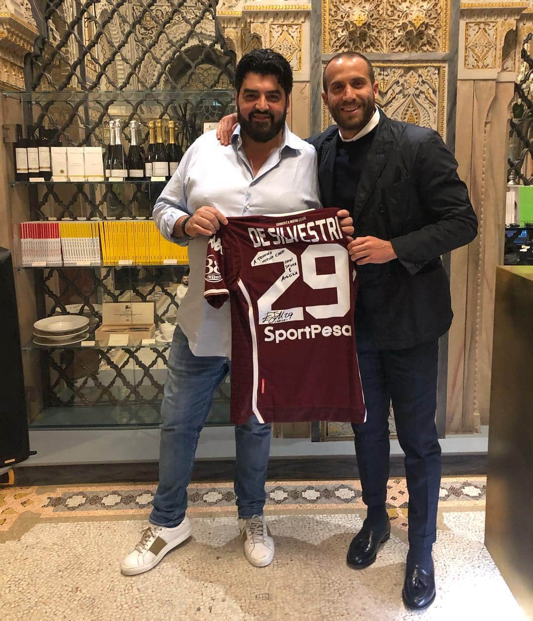 ロレンツォ・デ・シルヴェストリのインスタグラム：「Qualche battuta con un grandissimo conoscitore di calcio e nel tempo libero chef stellato! Thank You! @antoninochef  Una famosa “pacca” per questo finale di stagione! 💪🏻⚽️🍴👏🏻🔝 #villacrespi #cannavacciuolo #experience」
