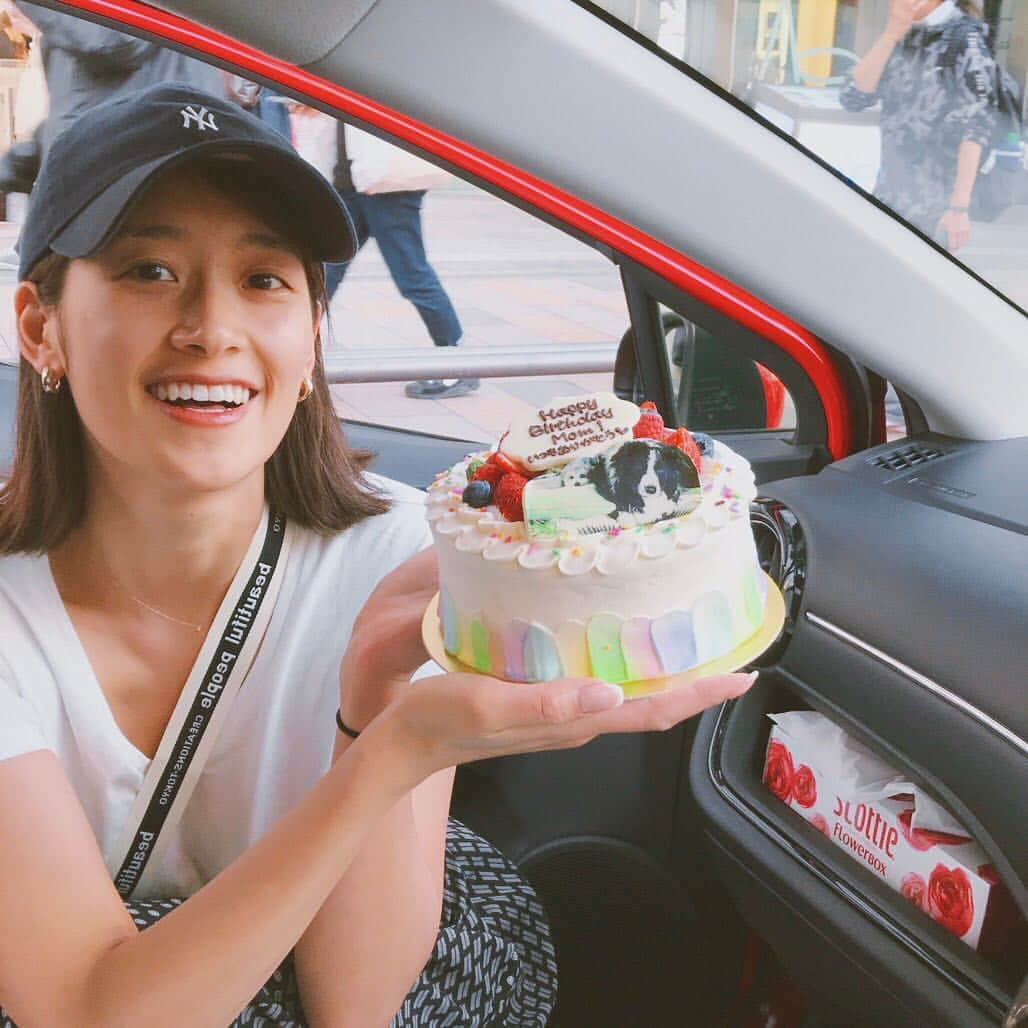 川口優菜さんのインスタグラム写真 - (川口優菜Instagram)「. 5月6日は母の誕生日🎂🎉 今日で51歳みたいです😆 . 溺愛しているワンコの写真をチョコにプリントアウトしてもらい、オーダーメイドケーキにしました🎂❤️ . 届けに行こうと思ったけど、ちょっとまだ体調が 良くなかったので、父にわざわざ表参道まで取りに来てもらえましたー！笑 まだまだ甘えないとね🙄 . . お礼に大好きなチリ産のワインも🍷 渡したので良しとしよう‼️ . オーダーメイドケーキは、 表参道にあるドルチェ・マリリッサ☺️ ここのケーキは本当に味が美味しくて今回が2回目‼️ #母の誕生日」5月6日 20時59分 - yuna.kawaguchi