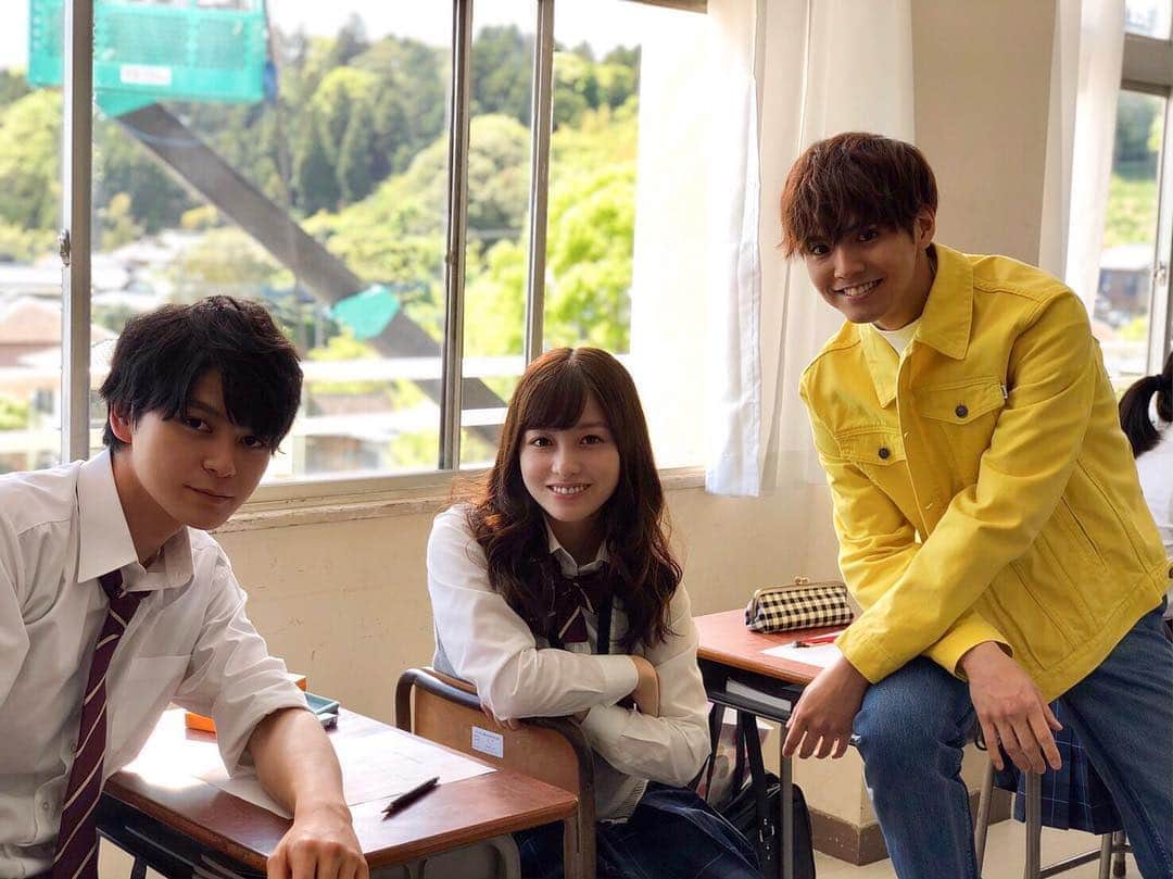 映画『午前0時、キスしに来てよ』のインスタグラム：「#GW最終日 🐾  10連休もあったのに過ぎるのが早い…👉🏻👈🏻 #綾瀬楓 #日奈々 #あーちゃん  初3ショット👨‍👨‍👧💕 明日から学校の方もお仕事の方も、 頑張りましょう💫  #午後9時公式がお送りしました #10連休最終日 #午前0時キスしに来てよ #0キス #映画0キス #片寄涼太 #橋本環奈 #眞栄田郷敦」