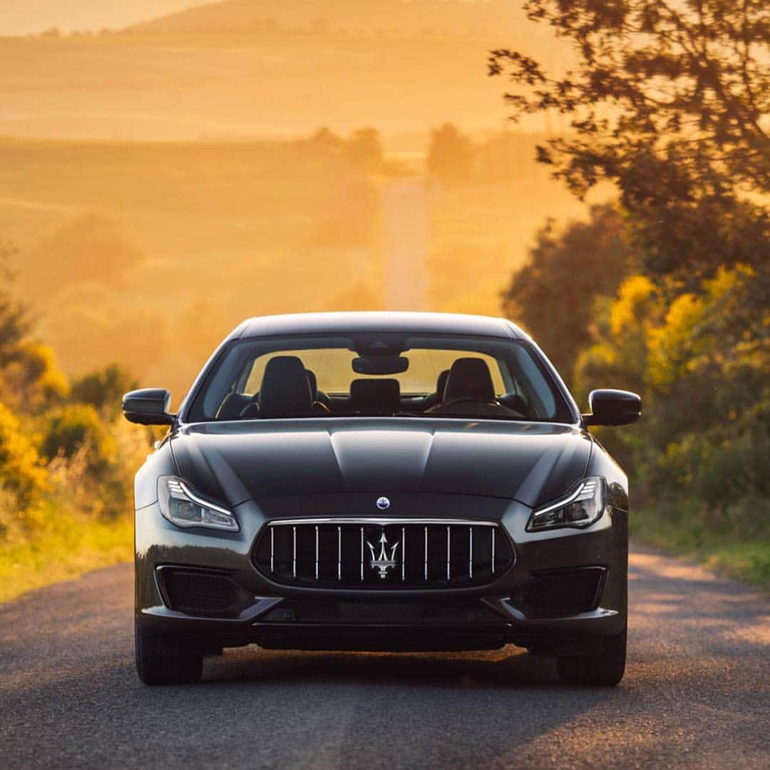 Maserati Japan | マセラティ ジャパンのインスタグラム：「クアトロポルテ グランスポーツは、マセラティに息づく洗練されたレーシングスピリットをさらに磨き上げたトリムオプション。日常のドライビングシーンをさらにドラマチックに彩ります。 #Maserati #マセラティ  #MaseratiJapan #マセラティジャパン #Quattroporte #クアトロポルテ」