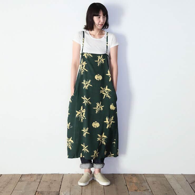 のインスタグラム：「【オススメ】リラックス感のあるキャミソールワンピースエプロン @simplycoltd オンラインショップはプロフィールのURLから  被るだけで着れる、女性らしい印象のキャミワンピタイプのエプロン。  ワンピースのようにウエア感覚で着ていただけます♪  シルクのような滑らかな肌触りで着心地も抜群です。  ギフトとしてもオススメなので是非母の日のプレゼントにお選び下さいね。  #simplycoltd #simply #シンプリー #apron #エプロン #お出かけエプロン #workwear #ワークウエア #キッチン雑貨 #ボーイな女 #大人カジュアル #母の日ギフト #母の日のプレゼント #mothersday #キャミワンピ #ワンピースエプロン #バナナ #バナナ柄」