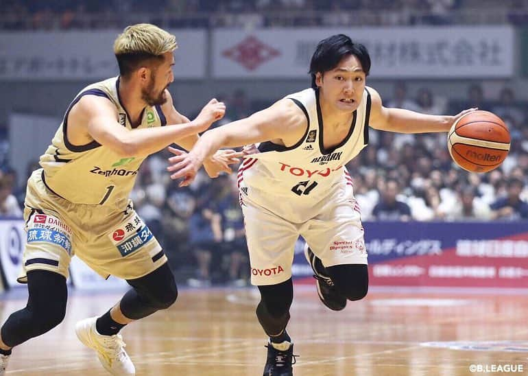 B.LEAGUEさんのインスタグラム写真 - (B.LEAGUEInstagram)「. B.LEAGUE FINAL 2018-19 に進むのはどちらのクラブか...﻿﻿ ﻿﻿ ﻿ 明日のGAME3の結果で運命が決まります！！💪 ﻿﻿ あなたはどちらのクラブを応援しますか？﻿﻿ ﻿﻿ コメント欄を絵文字でいっぱいにして、﻿﻿ クラブを応援しましょう✨📣🔥﻿﻿ ﻿﻿﻿ ﻿ ／﻿ #琉球ゴールデンキングス は👉#👑🌺﻿ #アルバルク東京 は👉#🗼❤ ﻿ ＼﻿﻿ ﻿ ﻿#新時代の頂へ ﻿ #応援#コメント#コメント歓迎#コメント大歓迎﻿﻿﻿ #気合い #気合い十分 #負けられない戦い #勝利 ﻿ #並里成 #須田侑太郎 ﻿ #田中大貴 #馬場雄大」5月6日 21時05分 - b.league_official