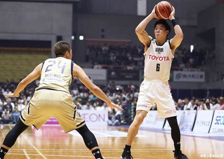 B.LEAGUEさんのインスタグラム写真 - (B.LEAGUEInstagram)「. B.LEAGUE FINAL 2018-19 に進むのはどちらのクラブか...﻿﻿ ﻿﻿ ﻿ 明日のGAME3の結果で運命が決まります！！💪 ﻿﻿ あなたはどちらのクラブを応援しますか？﻿﻿ ﻿﻿ コメント欄を絵文字でいっぱいにして、﻿﻿ クラブを応援しましょう✨📣🔥﻿﻿ ﻿﻿﻿ ﻿ ／﻿ #琉球ゴールデンキングス は👉#👑🌺﻿ #アルバルク東京 は👉#🗼❤ ﻿ ＼﻿﻿ ﻿ ﻿#新時代の頂へ ﻿ #応援#コメント#コメント歓迎#コメント大歓迎﻿﻿﻿ #気合い #気合い十分 #負けられない戦い #勝利 ﻿ #並里成 #須田侑太郎 ﻿ #田中大貴 #馬場雄大」5月6日 21時05分 - b.league_official