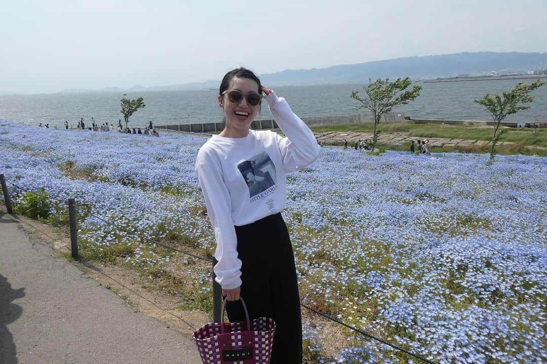 Risako Yamamotoさんのインスタグラム写真 - (Risako YamamotoInstagram)「ＴＥＡＭネモフィラ💠💠💠 ・ 3人で目的地を相談して決めたはずだったけど、いざ着いてみると2人とのテンションの違いに気付き…笑🤔 ・ ・ 次はバラ園に行きたいね♥️って言ったLINEは2人からお返事がありません。笑笑 ・ #舞洲シーサイドパーク #舞洲 #ネモフィラ #ネモフィラ祭り」5月6日 21時05分 - risako_yamamoto