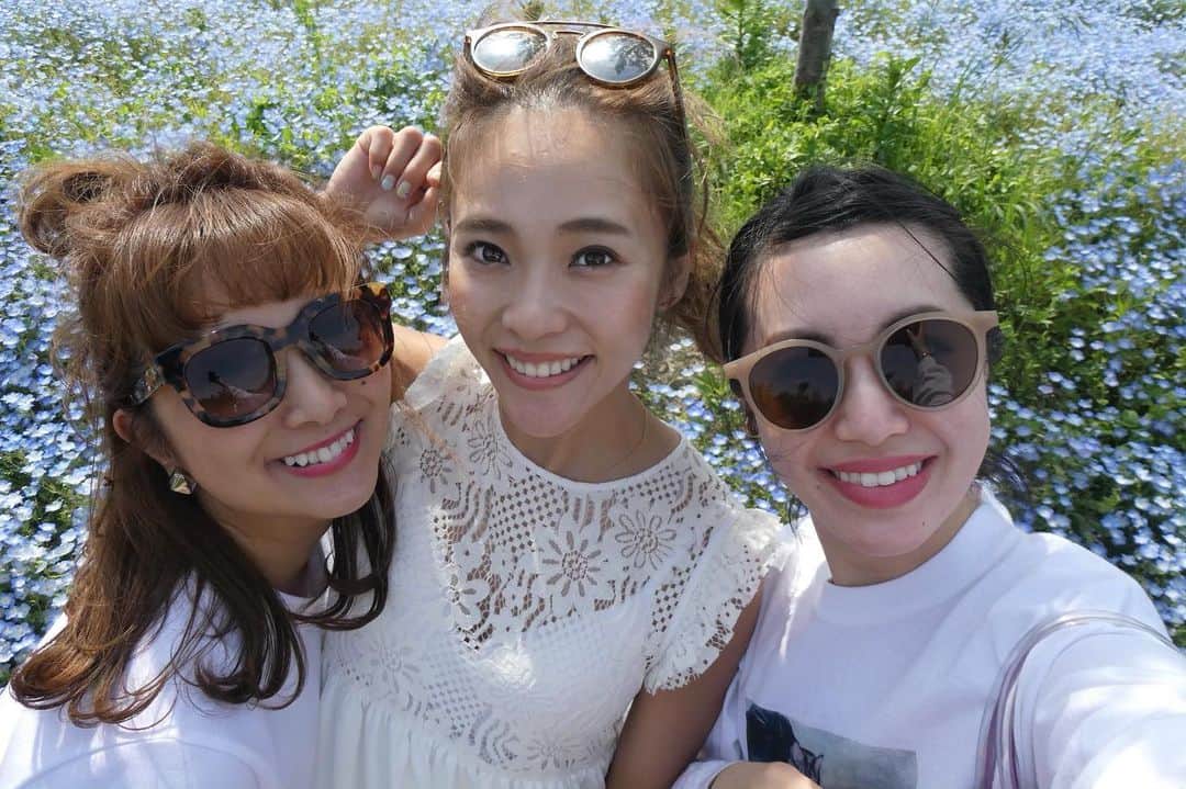 Risako Yamamotoさんのインスタグラム写真 - (Risako YamamotoInstagram)「ＴＥＡＭネモフィラ💠💠💠 ・ 3人で目的地を相談して決めたはずだったけど、いざ着いてみると2人とのテンションの違いに気付き…笑🤔 ・ ・ 次はバラ園に行きたいね♥️って言ったLINEは2人からお返事がありません。笑笑 ・ #舞洲シーサイドパーク #舞洲 #ネモフィラ #ネモフィラ祭り」5月6日 21時05分 - risako_yamamoto